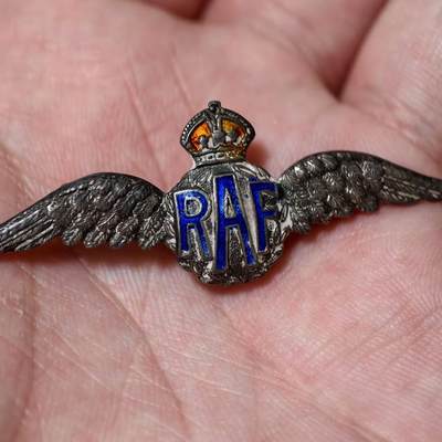 勋章奖章交易所2025年12月28拍卖 - 英国皇家空军证章，银质珐琅