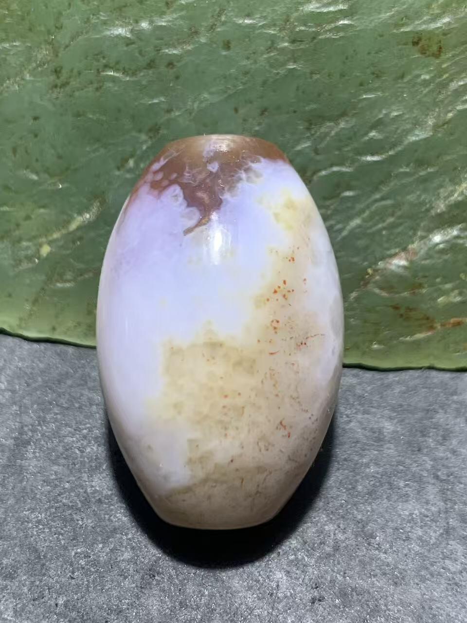 精美亚光瓷白飘朱砂点战国红玛瑙手工俏色巧雕如来佛祖意境勒子一颗！