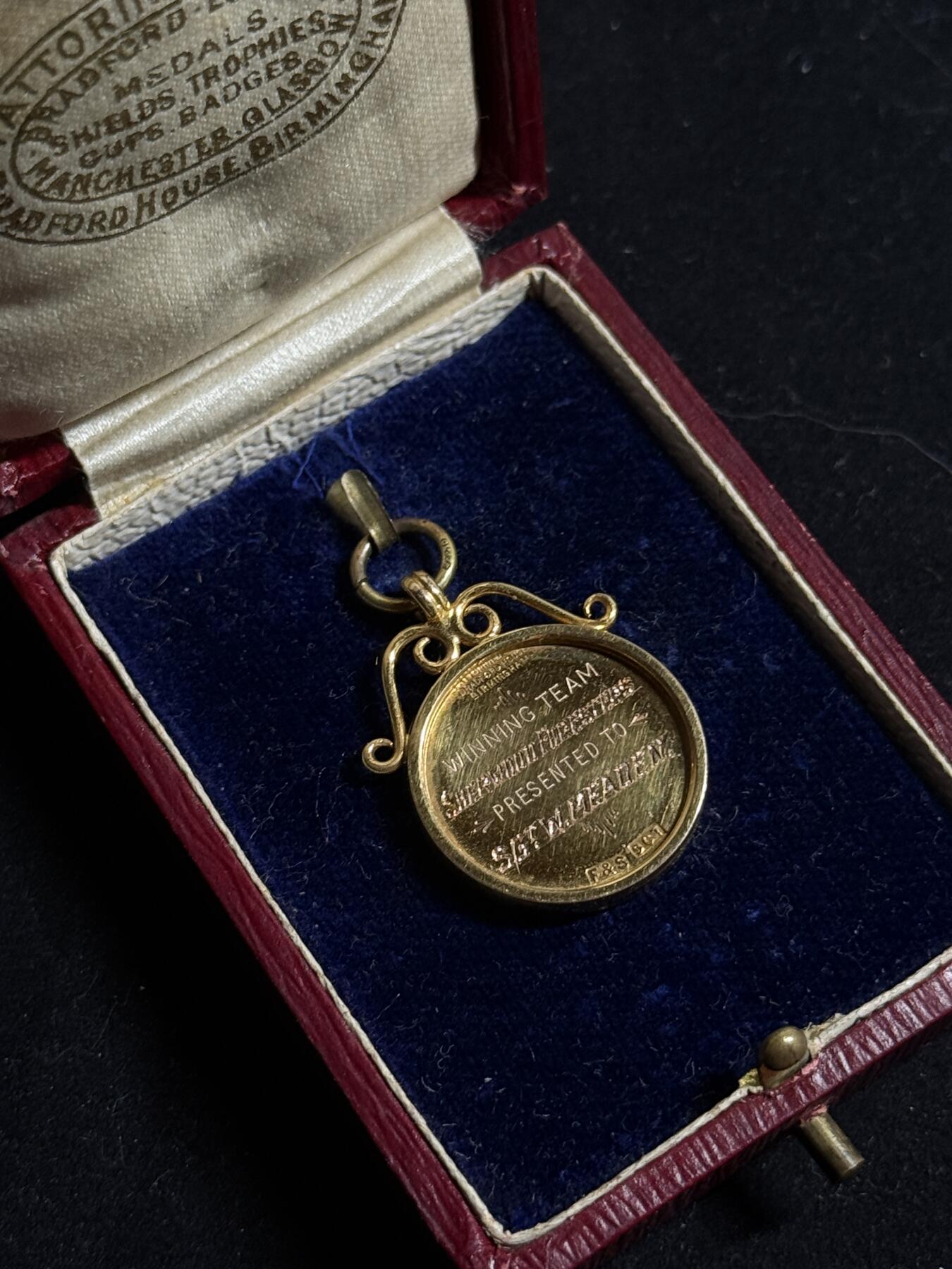 欢庆元旦！戎马世界章牌大赏第109期元旦大拍 英国1928年《每日快报》推球锦标赛金质珐琅获胜奖章 重4.72g 原盒