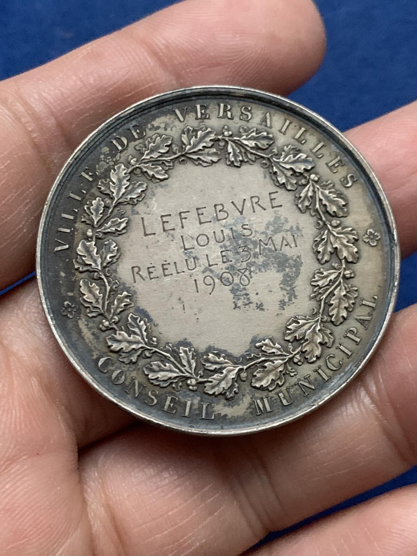 《竞宝斋》第450场 周日，周一，周二  3场连拍 （全场包邮，欢迎送拍） 两枚一组 法国1904/1908凡尔赛市议会纪念银章 38.2克+38.1克 41.5mm 带盒 丰饶角银标