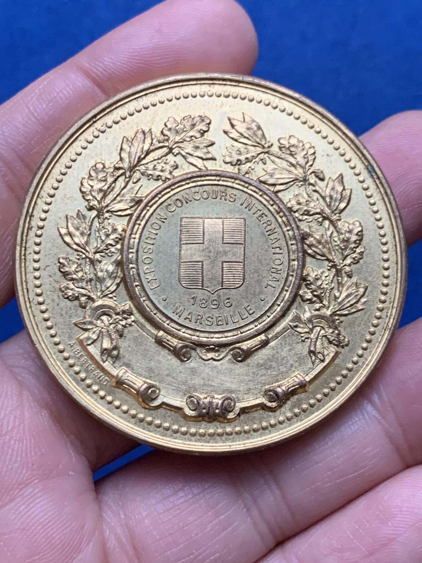 《竞宝斋》第450场 周日，周一，周二  3场连拍 （全场包邮，欢迎送拍） 1896年马赛国际博览会女神镀金铜章 66.9克 50.3mm 丰饶角铜标