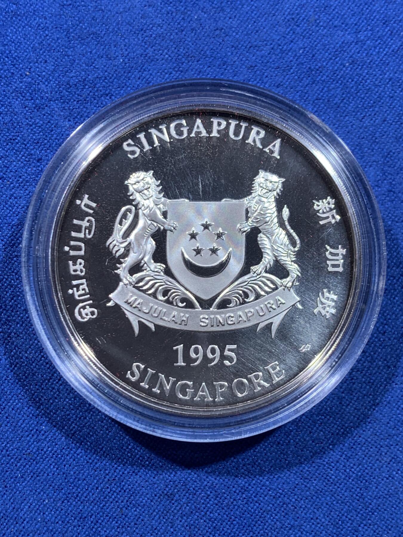 《竞宝斋》第450场 周日，周一，周二  3场连拍 （全场包邮，欢迎送拍） 新加坡1995年10元精制加厚银币 农历-乙亥猪年 2盎司999银 发行量3万5千枚 盒证全