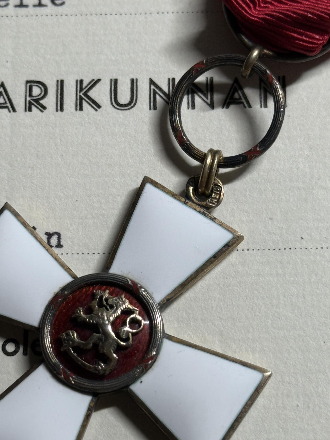 欢庆元旦！戎马世界章牌大赏第109期元旦大拍 芬兰骑士一级雄狮勋章，银制镀金 带证，授予女性教师 得主战时任准军事辅助人员（lotta)，带部分履历