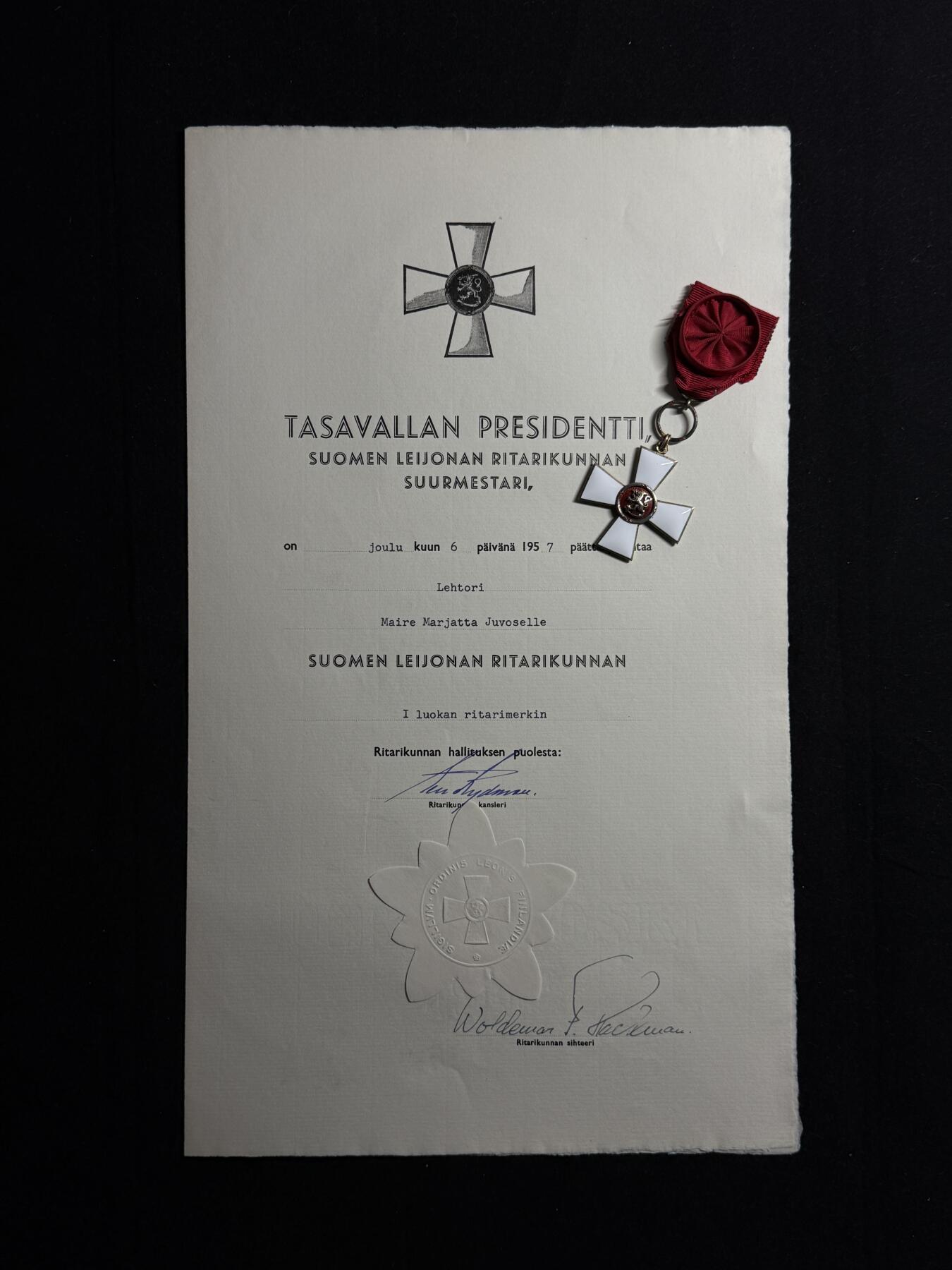 欢庆元旦！戎马世界章牌大赏第109期元旦大拍 芬兰骑士一级雄狮勋章，银制镀金 带证，授予女性教师 得主战时任准军事辅助人员（lotta)，带部分履历