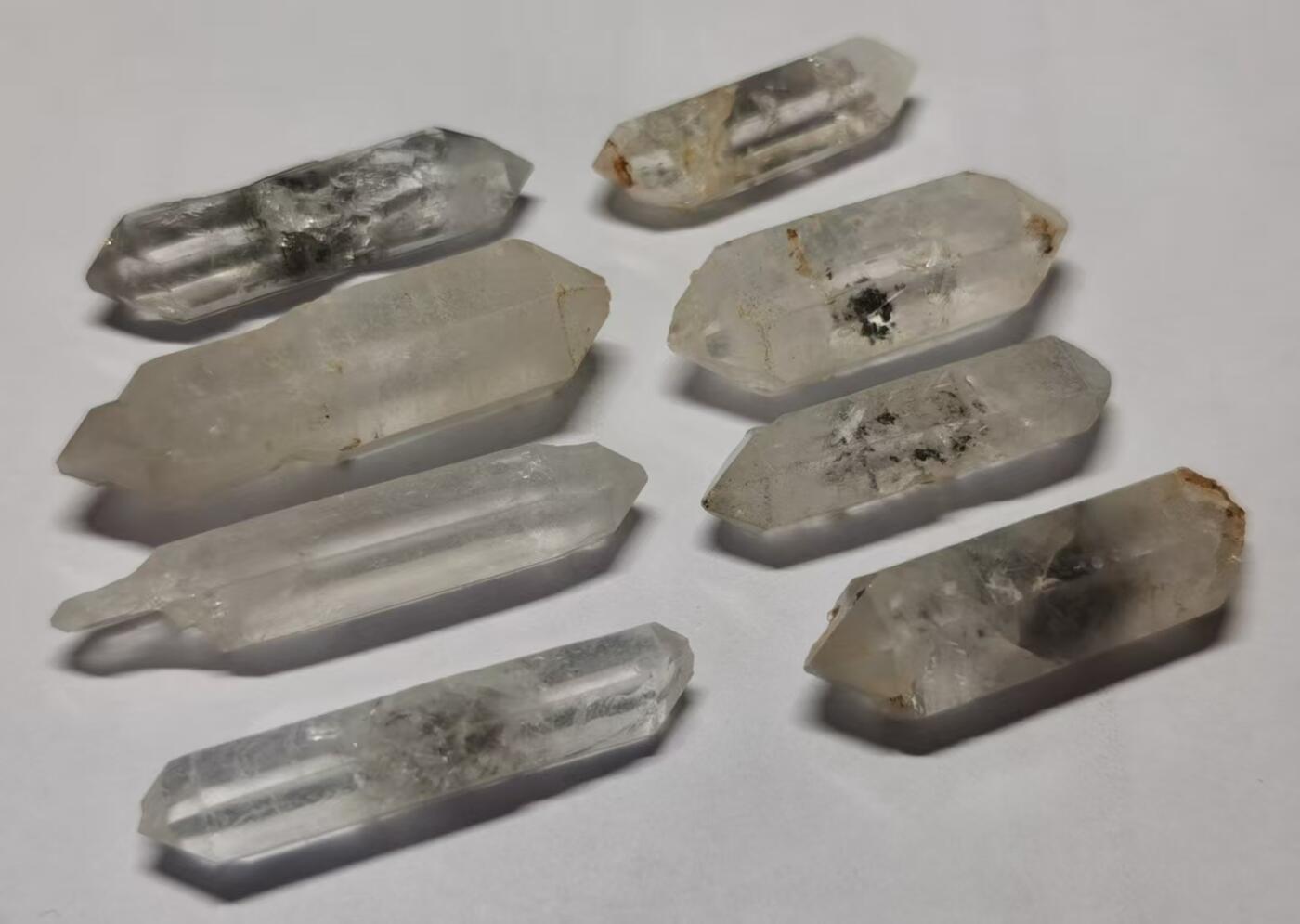 七河·世界钱币杂件水晶矿标小拍（总第31期） 藏家出品 X672（4） 周正双尖长条 云贵闪灵水晶原石 一组8件 本件拍品由合作藏家邮寄