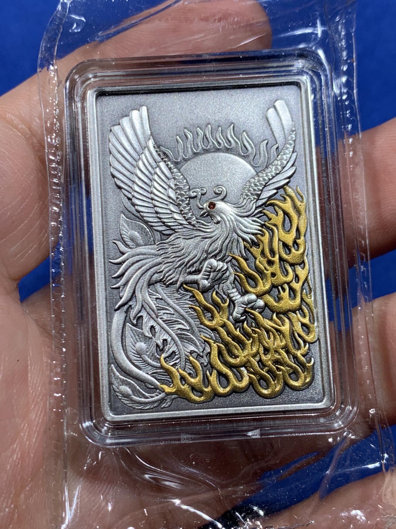 《竞宝斋》第450场 周日，周一，周二  3场连拍 （全场包邮，欢迎送拍） 两枚一组 吉祥龍鳳方型紀念章，硫化古银+纯铜，吉祥龙凤铜章（铜硫化古银），规格30*45mm，眼睛处镶嵌红宝石，中国钱币发行，发行量999枚，有证书。