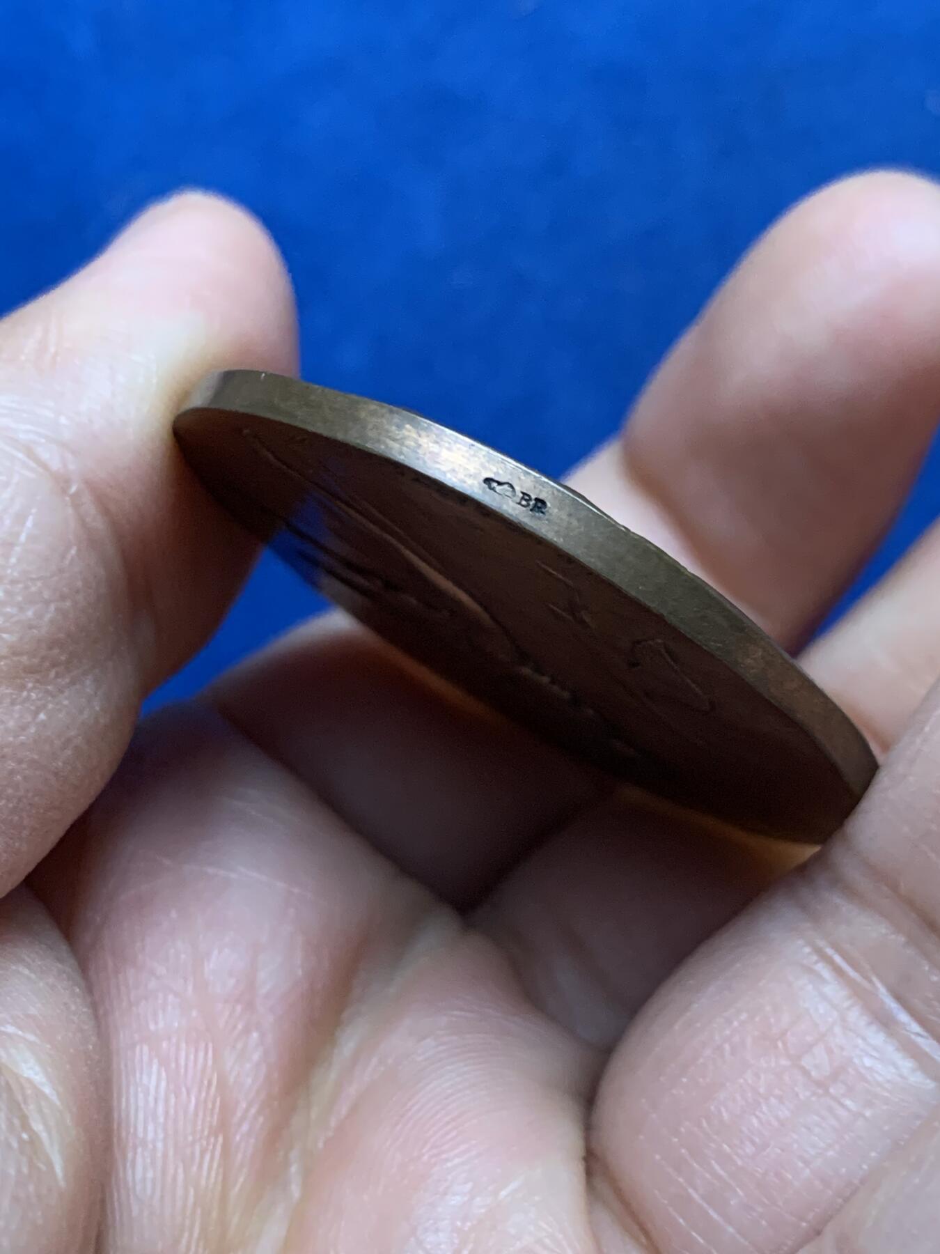 《竞宝斋》第450场 周日，周一，周二  3场连拍 （全场包邮，欢迎送拍） 法国 1917年 王牌飞行员纪念铜章 31.1克 40.2mm 丰饶角铜标