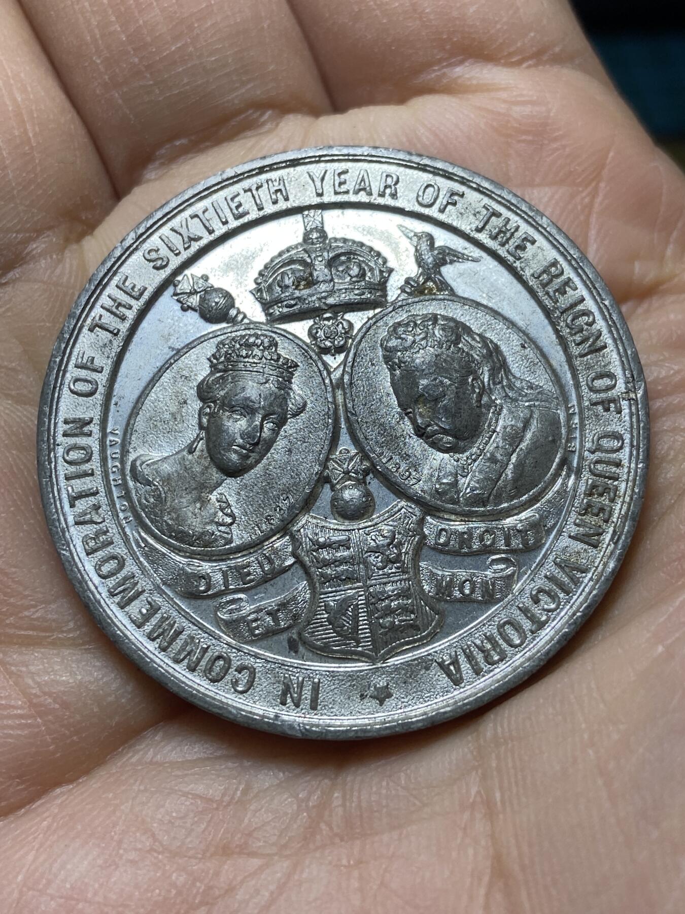 2025年第一百四十五场(总第一百七十一场）高品质英国一线回流散币年末特拍场第二场(免佣金) 好品–英国🇬🇧1897年纪念章，白鑞材质，直径39.1毫米，厚3.0毫米，重17.57克(阿斯顿庄园发行，维多利亚女王登基60周年钻石禧纪念章)