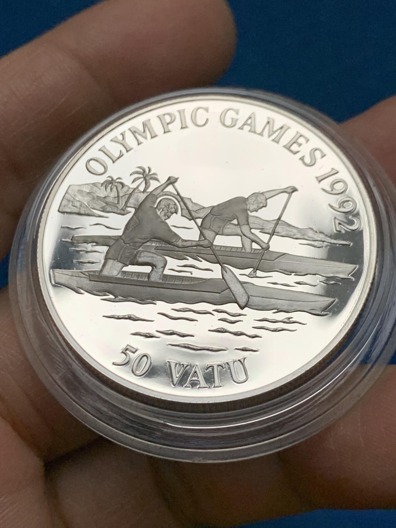 《竞宝斋》第450场 周日，周一，周二  3场连拍 （全场包邮，欢迎送拍） 瓦努阿图1992年巴塞罗那奥运会-50瓦图大银币 31.3g 925银