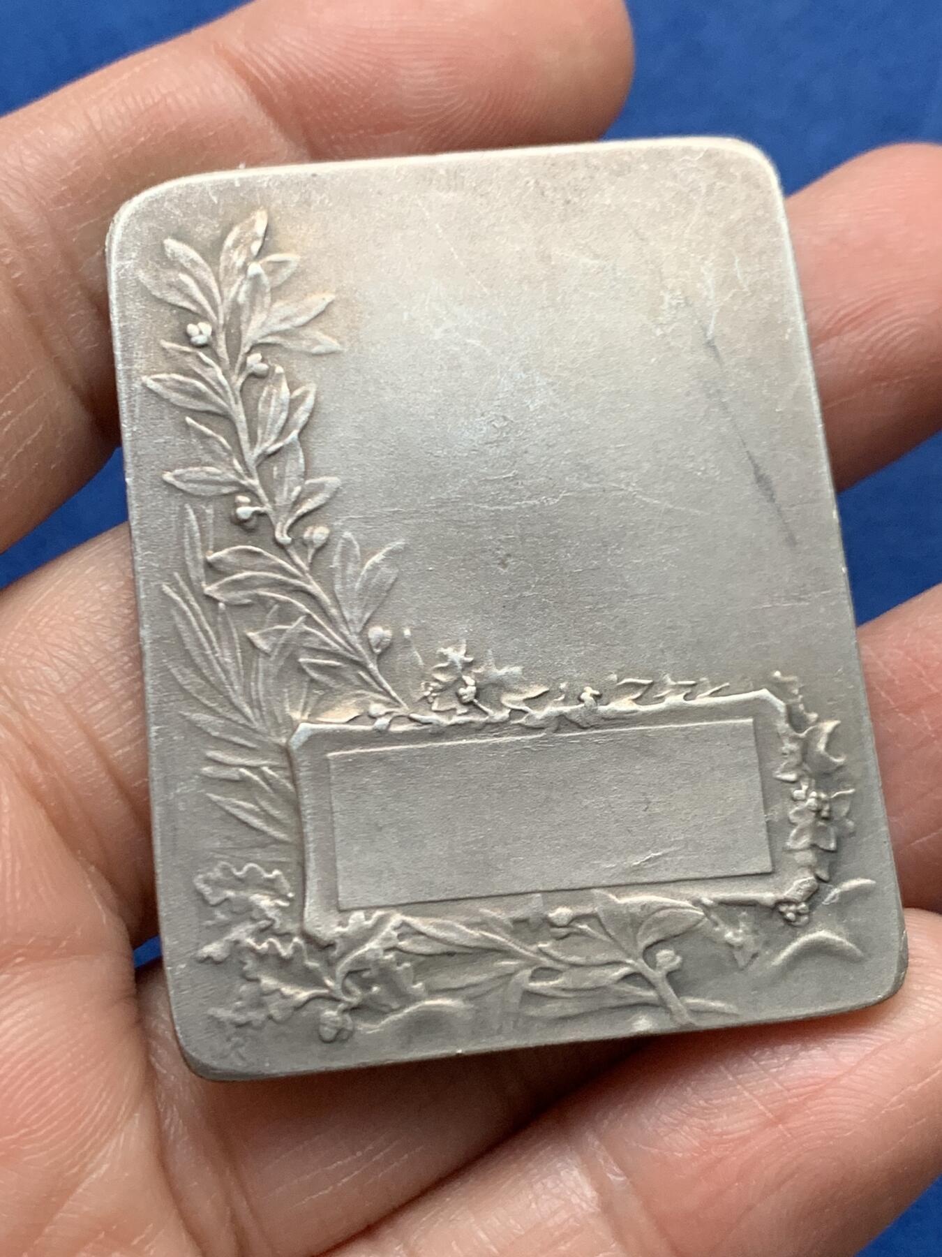 《竞宝斋》第450场 周日，周一，周二  3场连拍 （全场包邮，欢迎送拍） 法国戎装玛丽方形射击镀银铜章 背面无刻字 正方形铜标边铭 39.85克 49.8*38.5mm