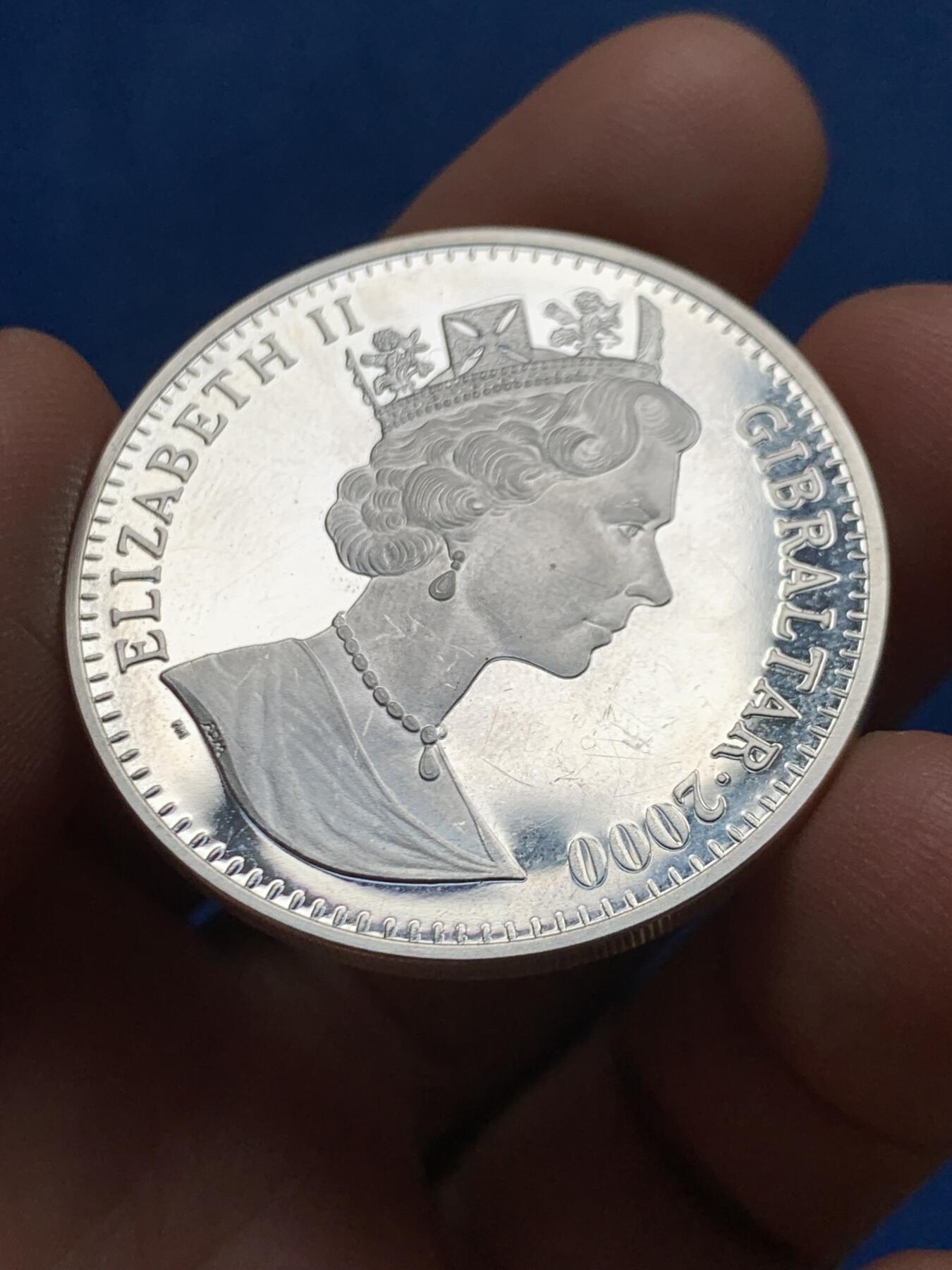 《竞宝斋》第450场 周日，周一，周二  3场连拍 （全场包邮，欢迎送拍） 直布罗陀2000年伊丽莎白女王母亲的生活-伦敦炸弹1克朗银币 925银 28.5克