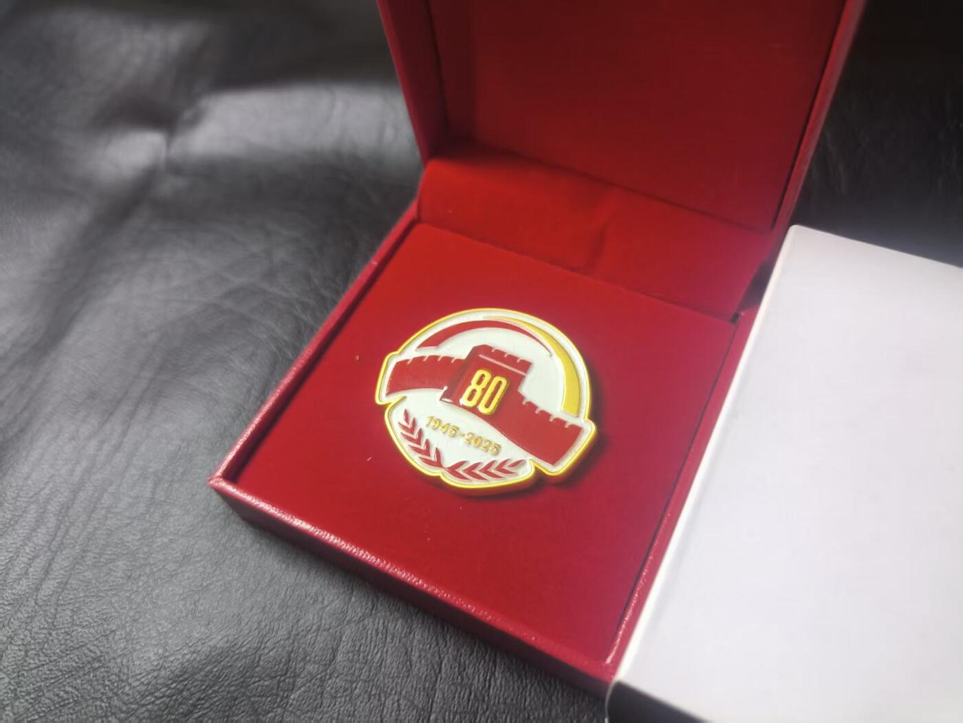 罗岚⭐爱藏⭐甄选专拍第二场-分享拍场赚佣（实体店在建中···） 抗日战争胜利八十周年纪念徽章 带盒一套