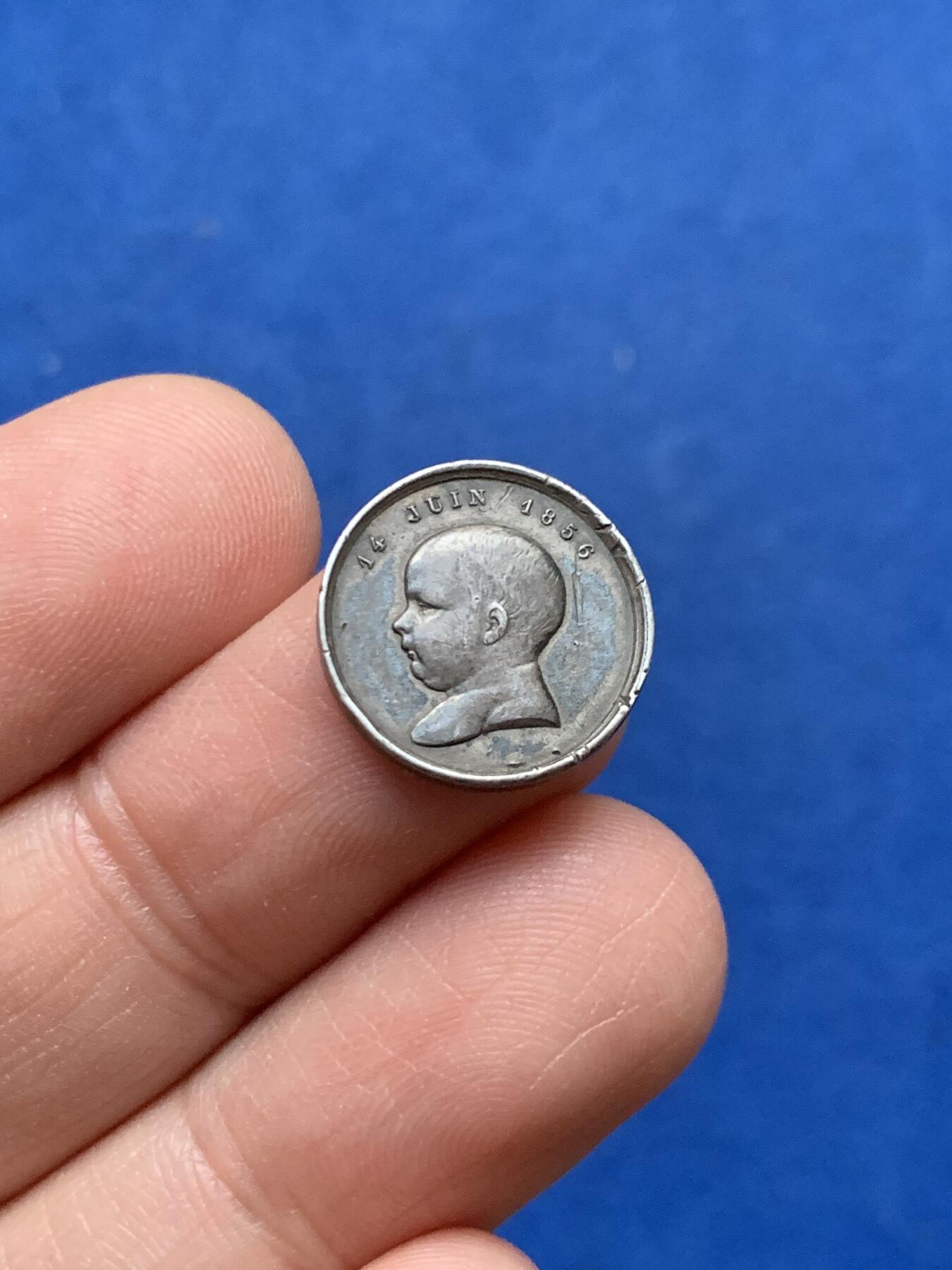 《竞宝斋》第450场 周日，周一，周二  3场连拍 （全场包邮，欢迎送拍） 法国1856年拿破仑四世洗礼纪念银章，正面拿破仑四世，背面拿破仑三世夫妇头像，15.7mm，1.85克，有划痕