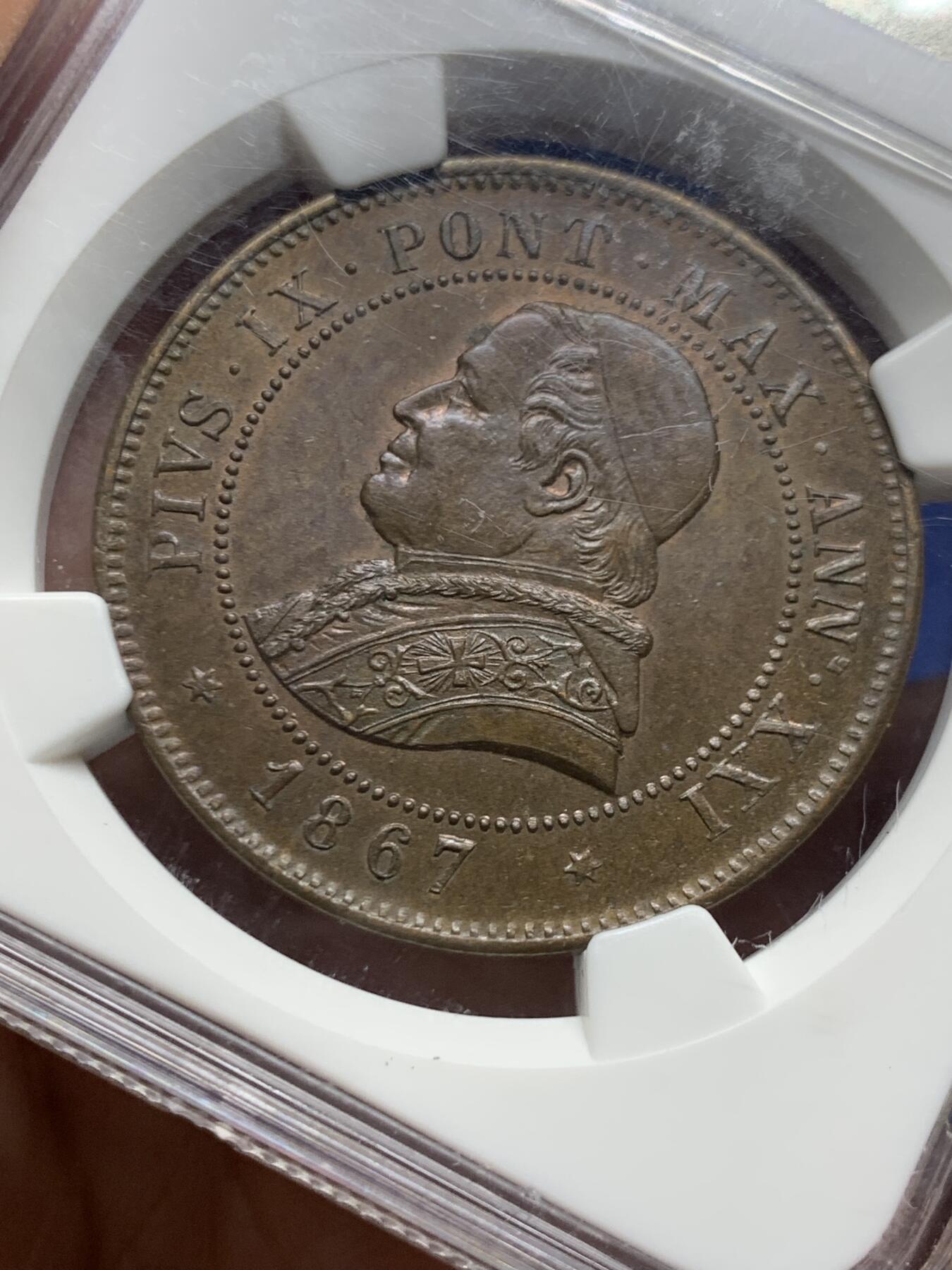 《竞宝斋》第450场 周日，周一，周二  3场连拍 （全场包邮，欢迎送拍） NGC MS63BN 亚军分 教皇国1867年4索尔都大铜币，手感厚重的大铜，流通充分，高分不易。此枚铜光犹存，发丝细节全深打，状态很好。NGC老盒严评，更高仅有1枚