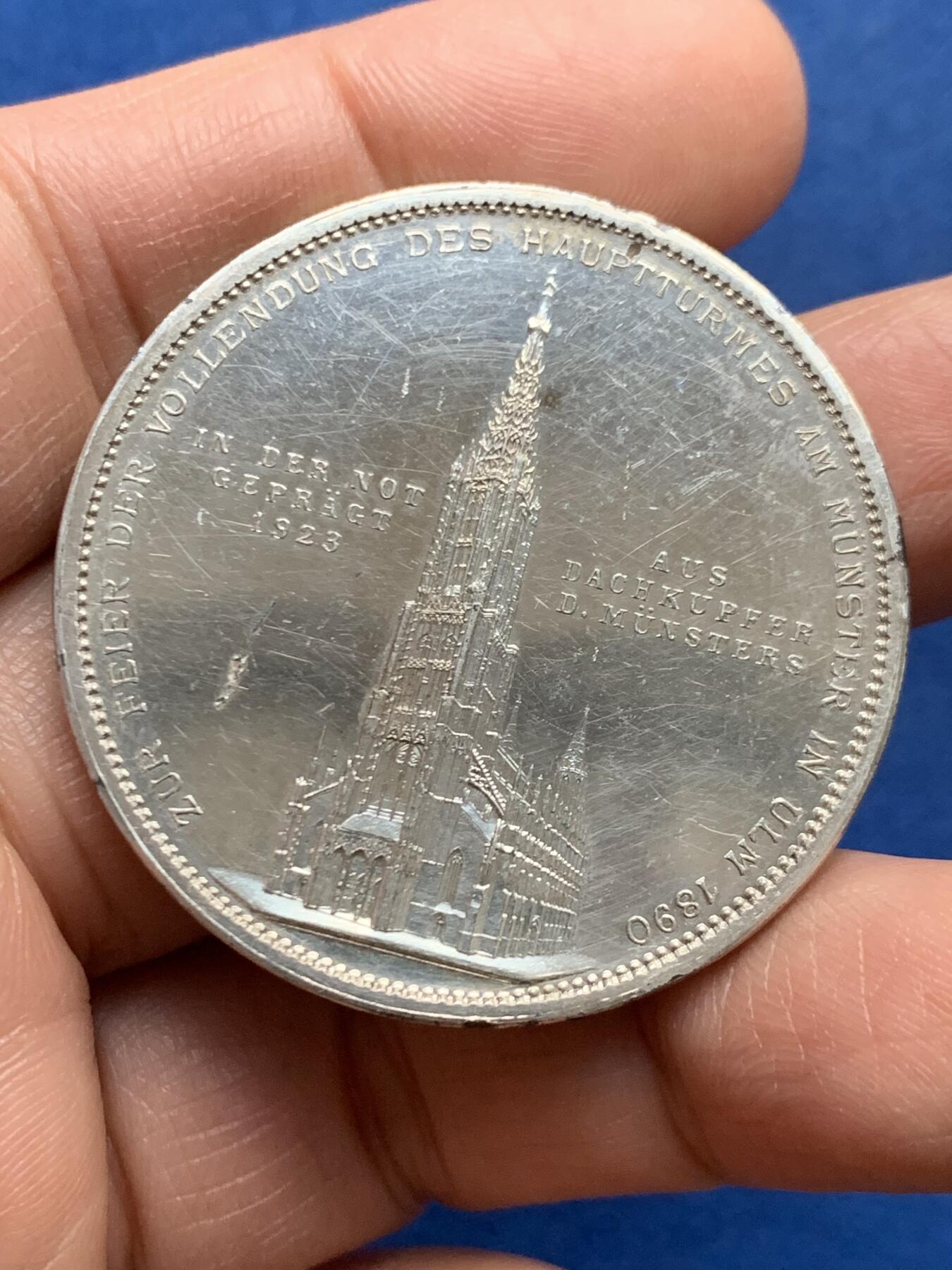 《竞宝斋》第450场 周日，周一，周二  3场连拍 （全场包邮，欢迎送拍） 德国符腾堡乌尔姆大教堂镀银纪念章，41.2mm，31.25克，镀层极美，强镜面效果，非常漂亮的热门教堂景观，细节见图