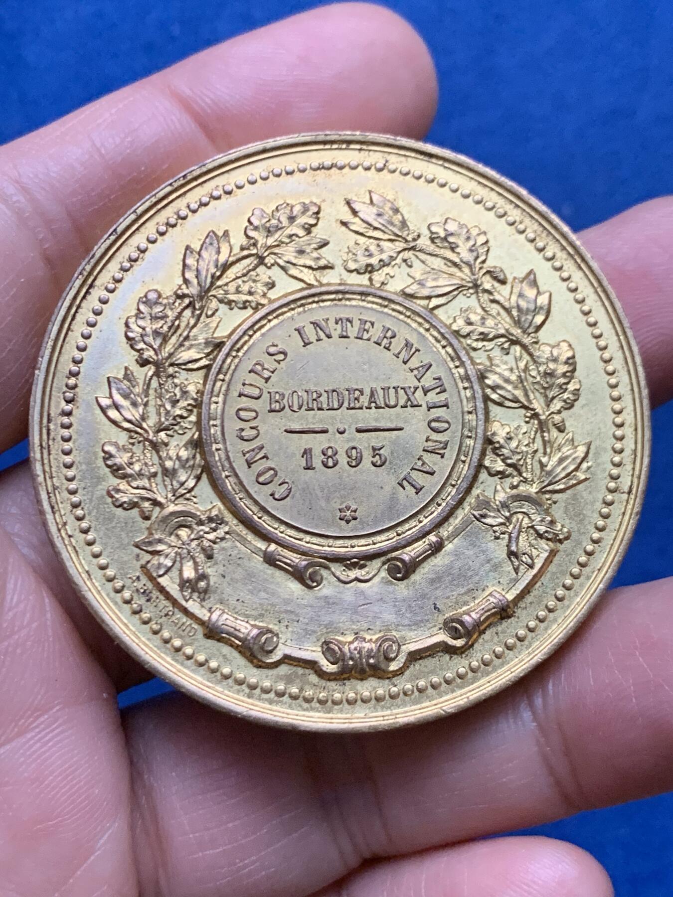 《竞宝斋》第450场 周日，周一，周二  3场连拍 （全场包邮，欢迎送拍） 1895年波尔多国际比赛镀金铜章 63.4克 50.2mm 丰饶角铜标