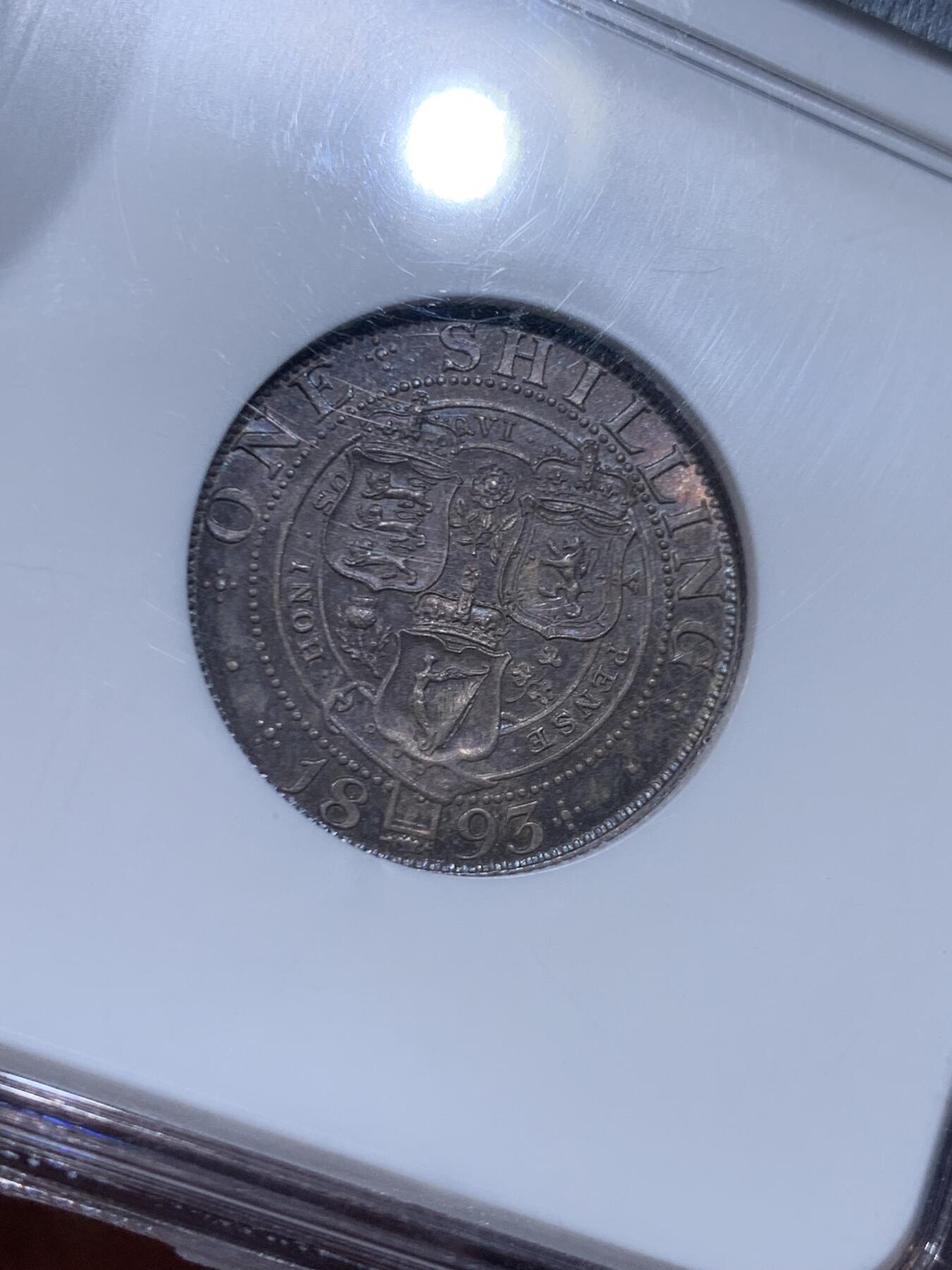 《竞宝斋》第450场 周日，周一，周二  3场连拍 （全场包邮，欢迎送拍） NGC MS64 英国 1893年 维多利亚披纱一先令 紫罗兰包浆 底板状态很好 很漂亮的小银币