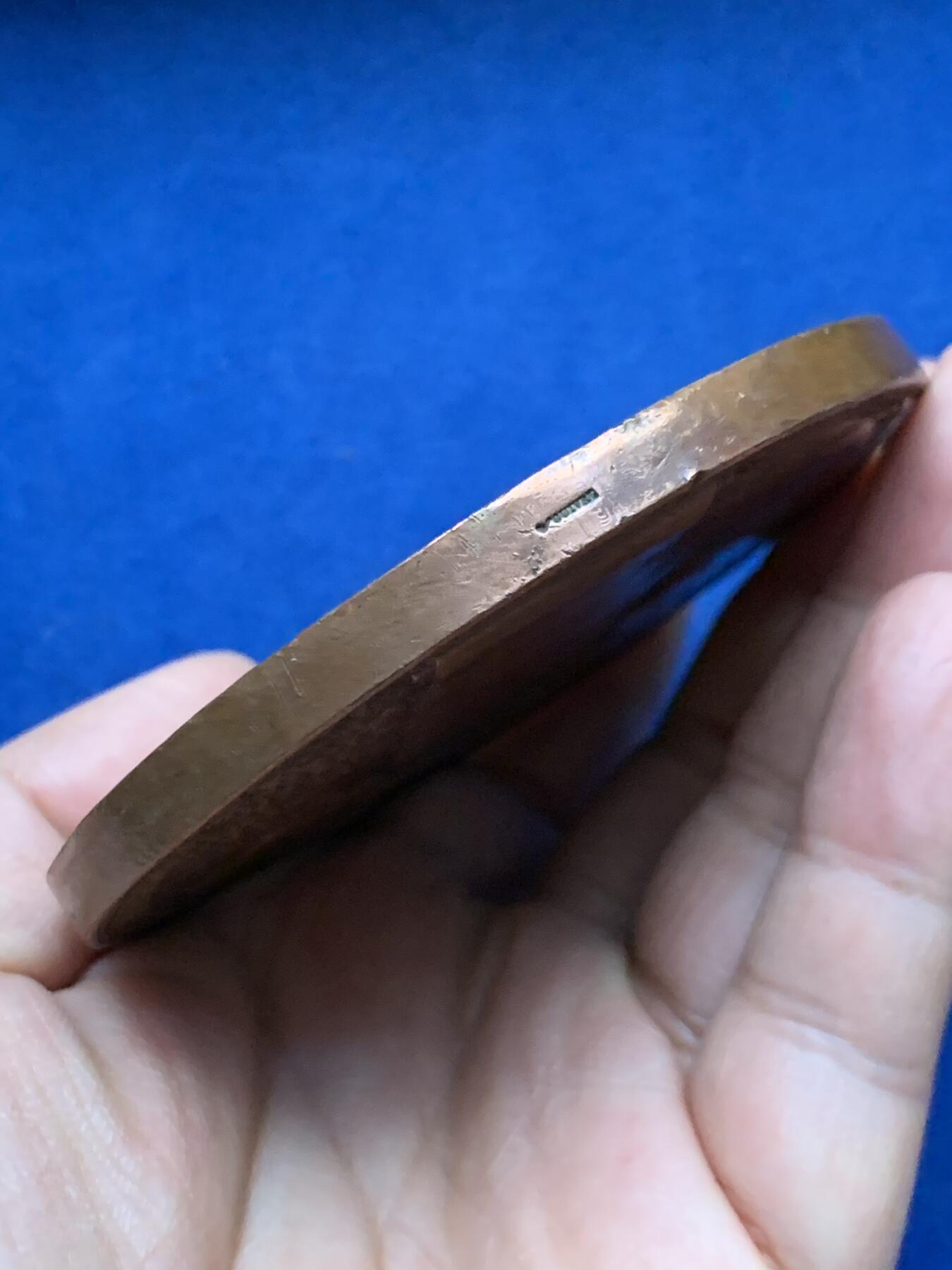 《竞宝斋》第450场 周日，周一，周二  3场连拍 （全场包邮，欢迎送拍） 法国1878年巴黎世博会大铜章 298.6克 86.3mm 烟斗铜标