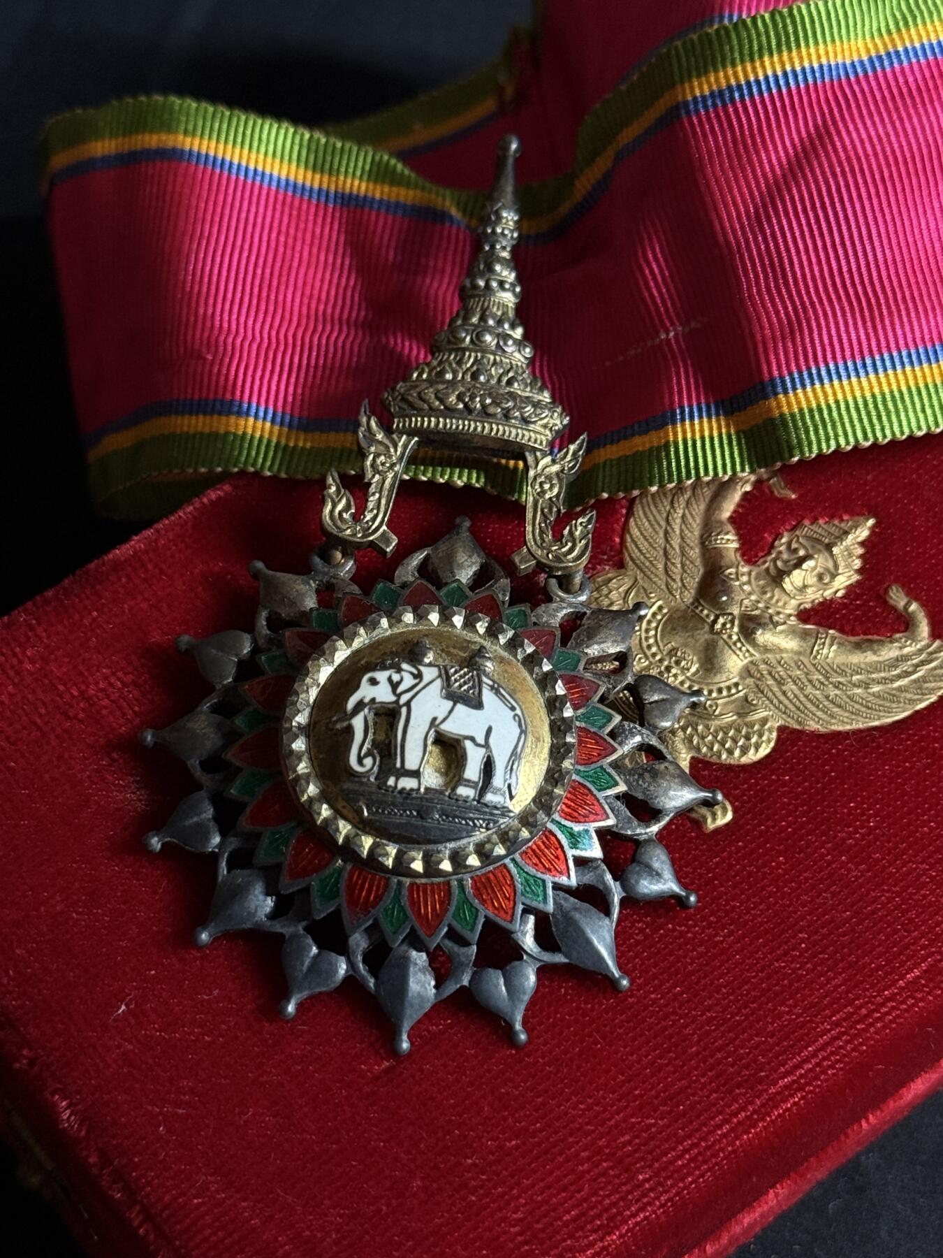 欢庆元旦！戎马世界章牌大赏第109期元旦大拍 泰国白象勋章，银制带盒，指挥官级