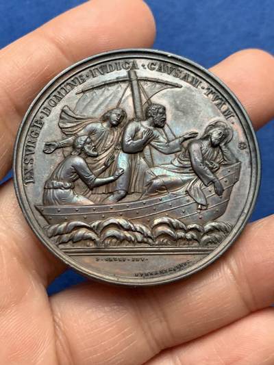 《竞宝斋》第450场 周日，周一，周二  3场连拍 （全场包邮，欢迎送拍） - 教皇庇护九世纪念铜章，背面呈现的宗教场景，描绘了耶稣在风暴中平息海浪的神迹。52.5克，48.2mm。