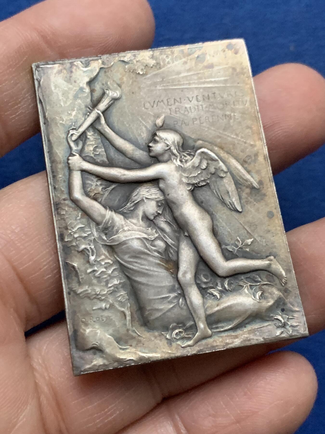 《竞宝斋》第450场 周日，周一，周二  3场连拍 （全场包邮，欢迎送拍） 名家奥斯卡罗蒂作品 1900年世博会镀银铜质方章 35.5克 35.8*50.8mm 丰饶角铜标 带原盒 高浮雕 好品