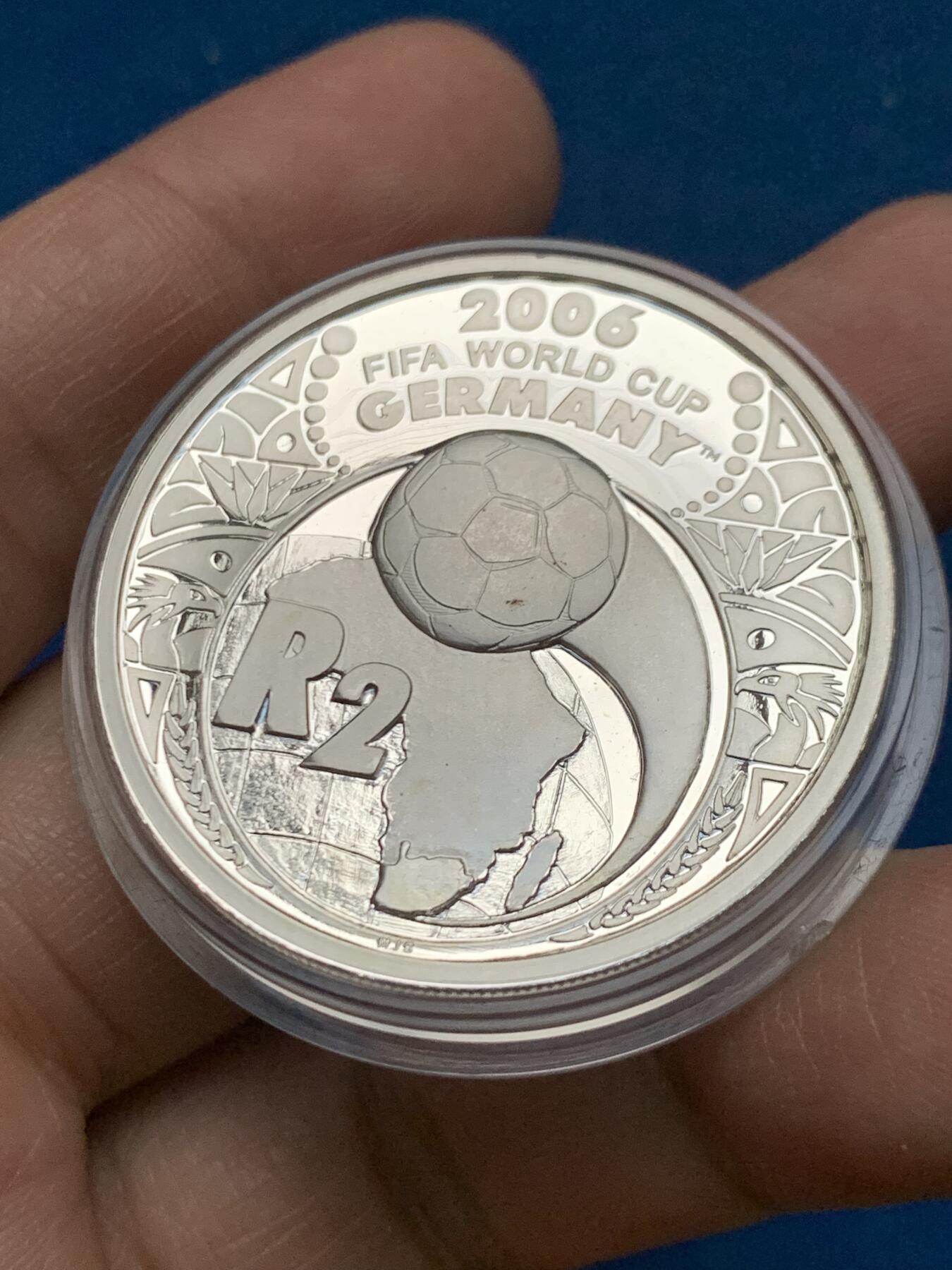 《竞宝斋》第450场 周日，周一，周二  3场连拍 （全场包邮，欢迎送拍） 南非2005年德国世界杯2兰德大银币 33.6g 925银