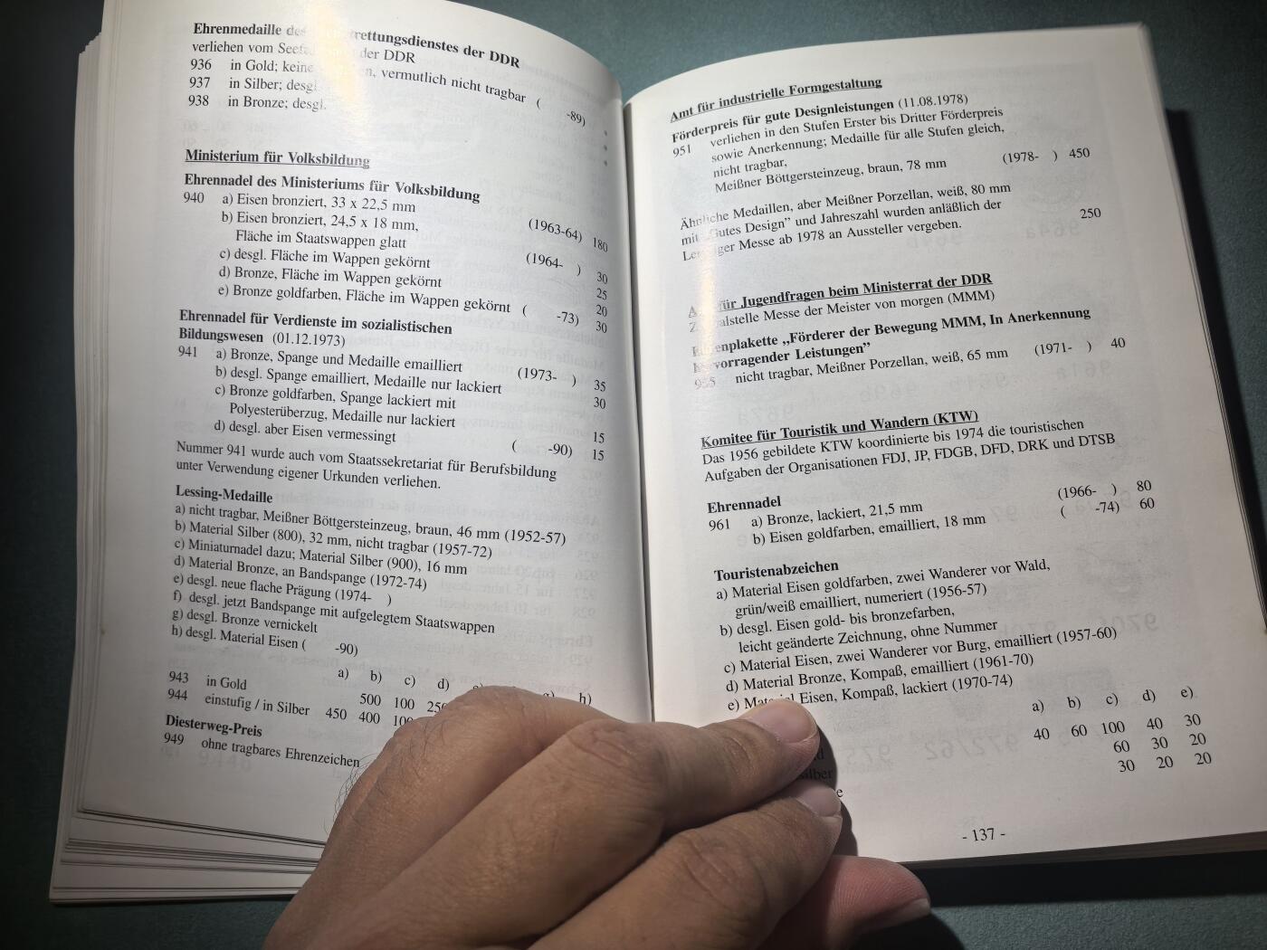 盛世勋华——号角文化勋章邮票专场拍卖第295期 东德官方出版 德意志民主共和国的勋章奖章证章  作者Frank Bartel签名 厚达448页