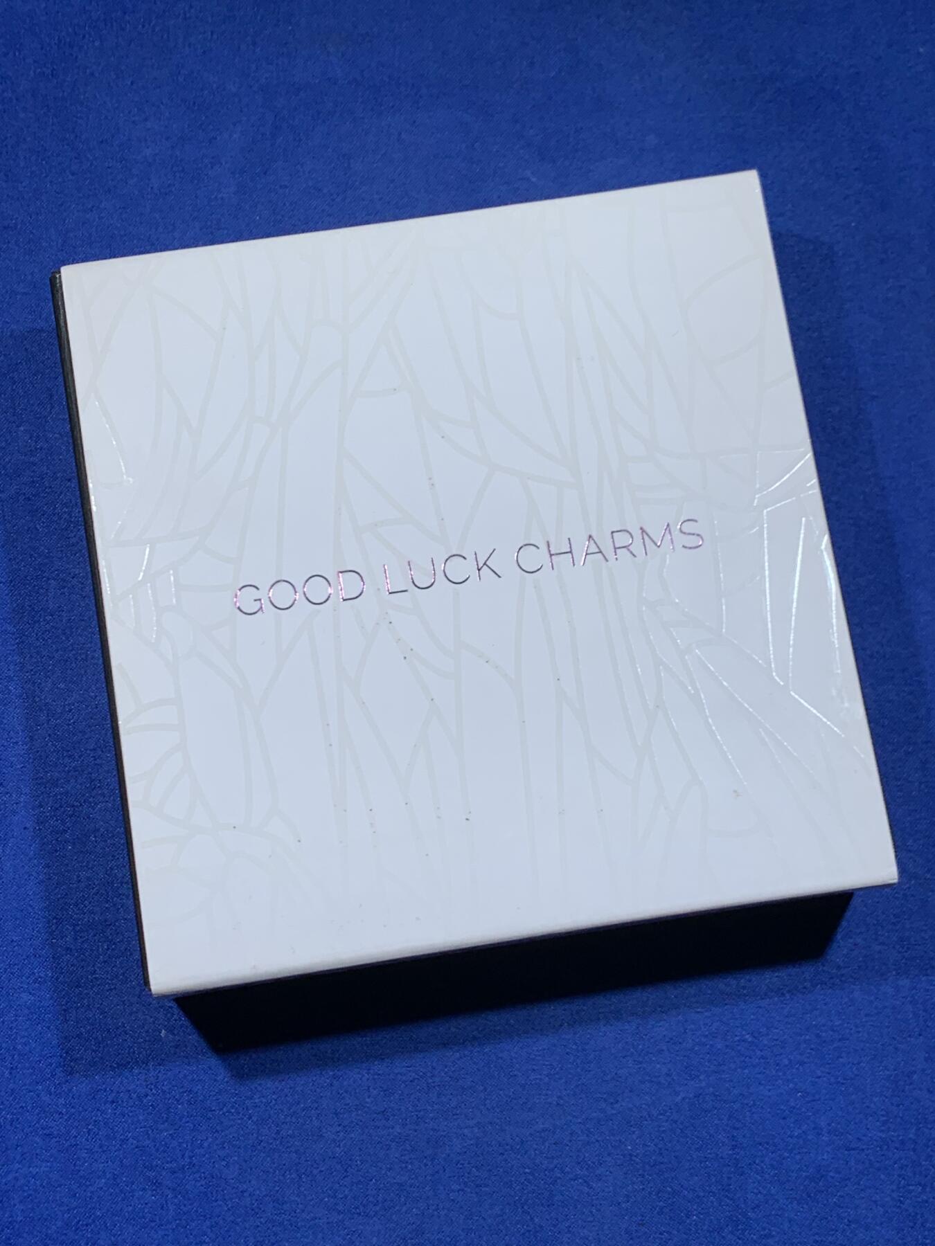 《竞宝斋》第450场 周日，周一，周二  3场连拍 （全场包邮，欢迎送拍） 纽埃2019年5元精制彩色镶嵌银币 幸运符 77.5克999银 盒证全 发行量500枚