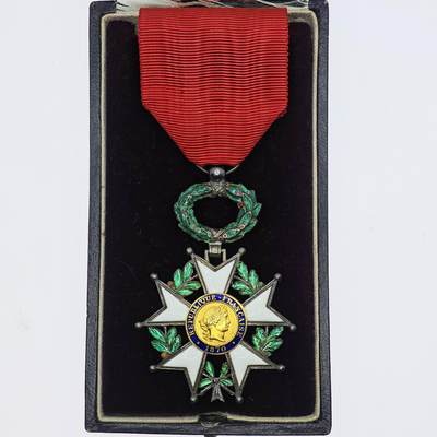 勋章奖章交易所2025年12月28拍卖 - 法国荣誉军团勋章，银质珐琅，好品带盒