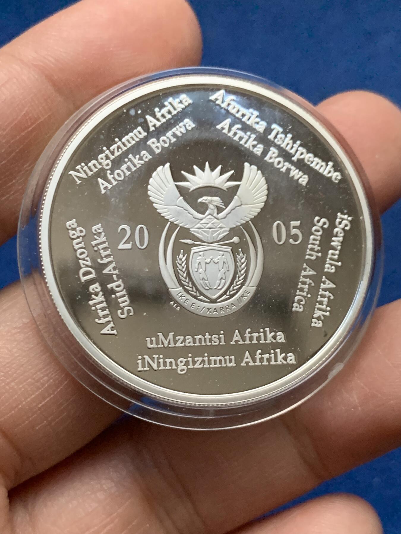 《竞宝斋》第450场 周日，周一，周二  3场连拍 （全场包邮，欢迎送拍） 南非2005年德国世界杯2兰德大银币 33.6g 925银