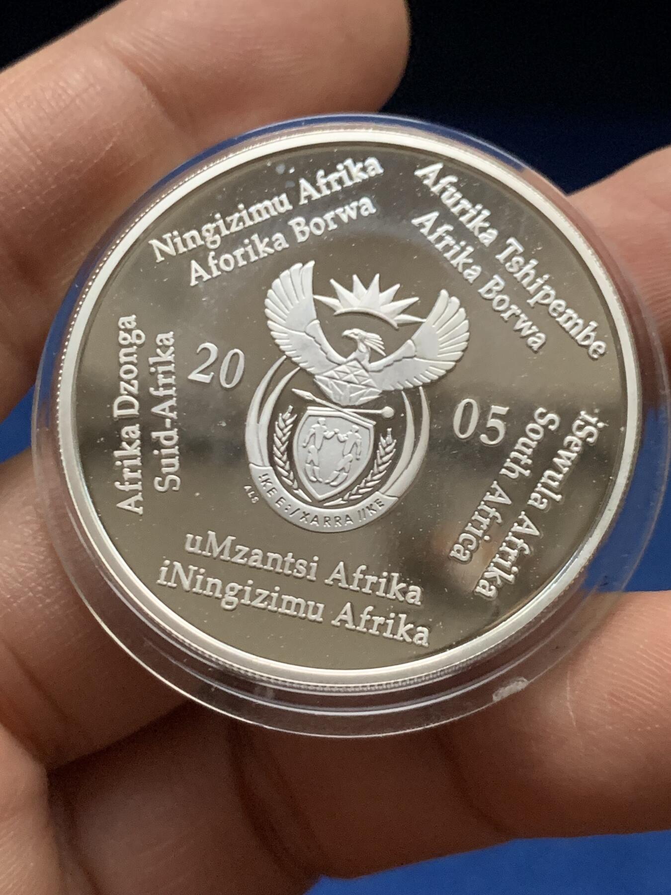 《竞宝斋》第450场 周日，周一，周二  3场连拍 （全场包邮，欢迎送拍） 南非2005年德国世界杯2兰德大银币 33.6g 925银