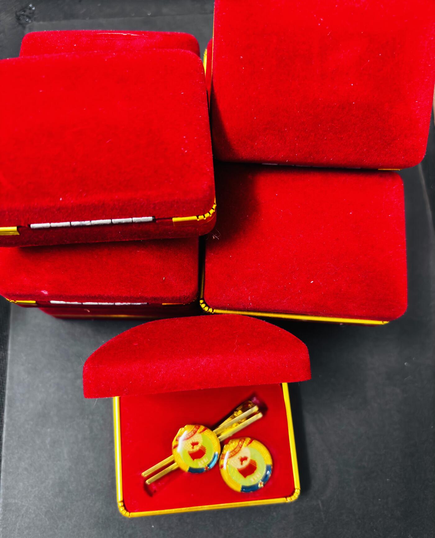 文馨钱币收藏第 286 场，圣诞节专场【 长期接收代拍品低至 0 佣金】 1 稀少原盒 1949 年中国人民政治协商会议胸徽章一对，一共 11 套，中拍随机一套