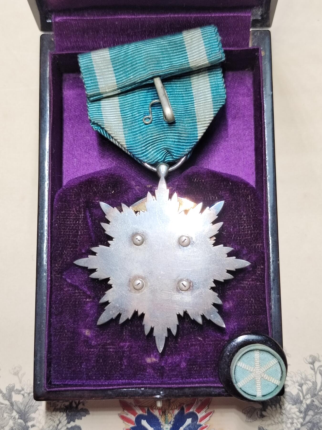 勋章奖章交易所2025年12月28拍卖 日俄战争陆军中尉战死功五级金鵄勋章证章一套