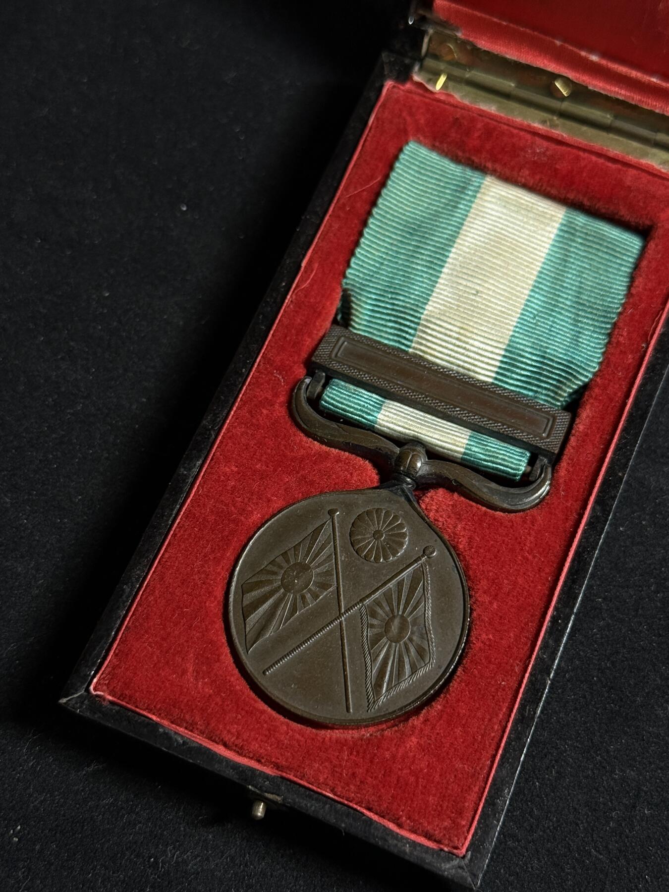 欢庆元旦！戎马世界章牌大赏第109期元旦大拍 勿忘国耻！日本甲午战役从军记章，盒子有损