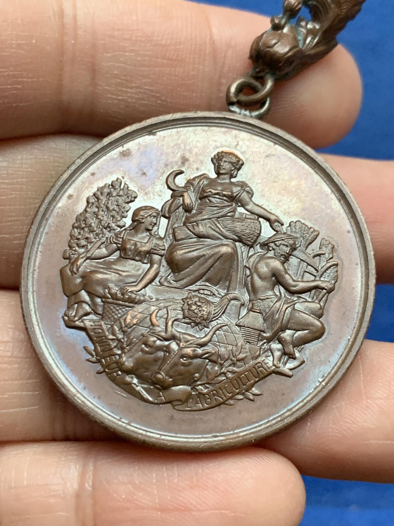 《竞宝斋》第450场 周日，周一，周二  3场连拍 （全场包邮，欢迎送拍） 1885年马勒伊苏尔农业博览会铜章 带环重约29.4克 40.5mm