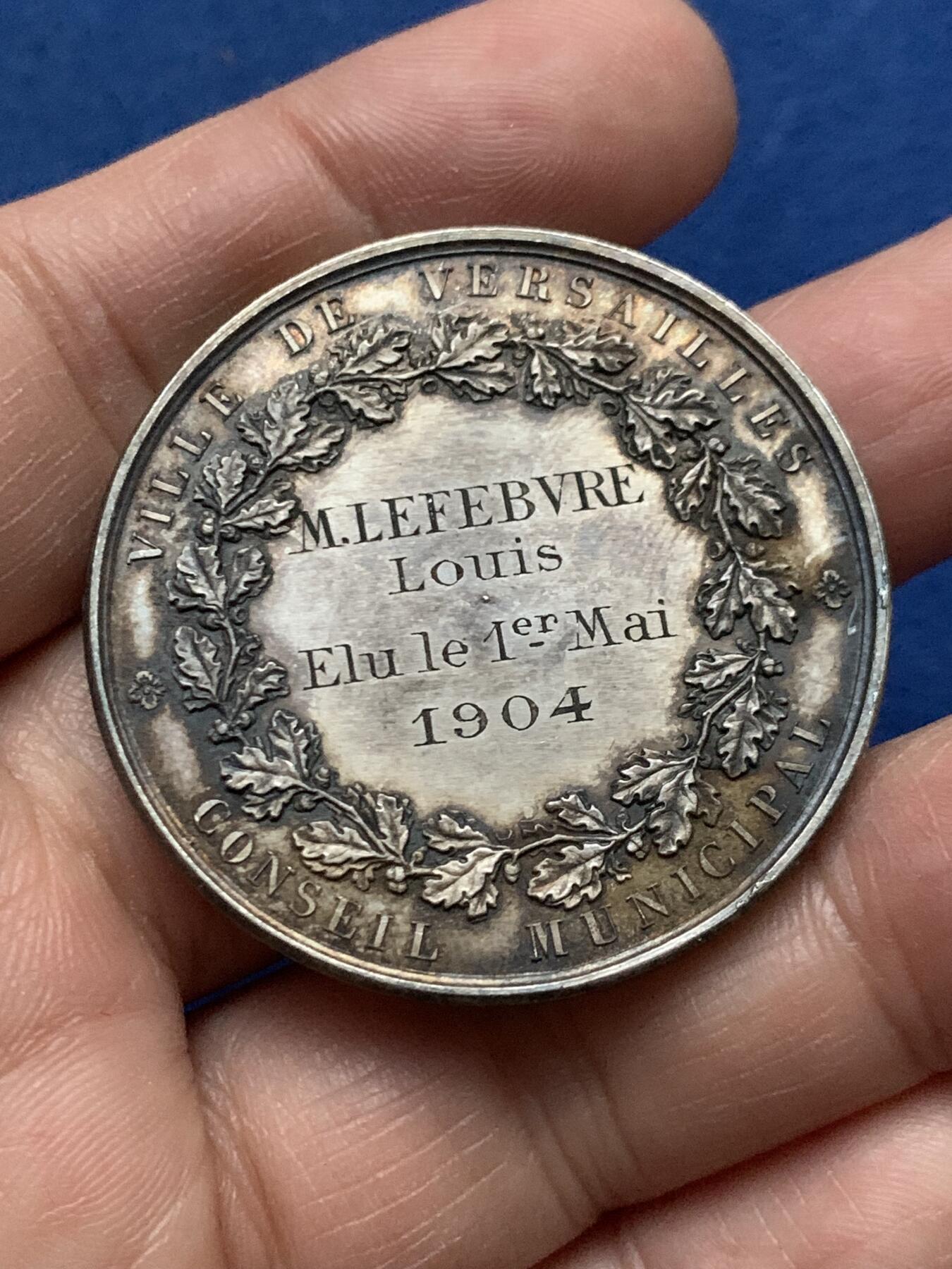 《竞宝斋》第450场 周日，周一，周二  3场连拍 （全场包邮，欢迎送拍） 两枚一组 法国1904/1908凡尔赛市议会纪念银章 38.2克+38.1克 41.5mm 带盒 丰饶角银标