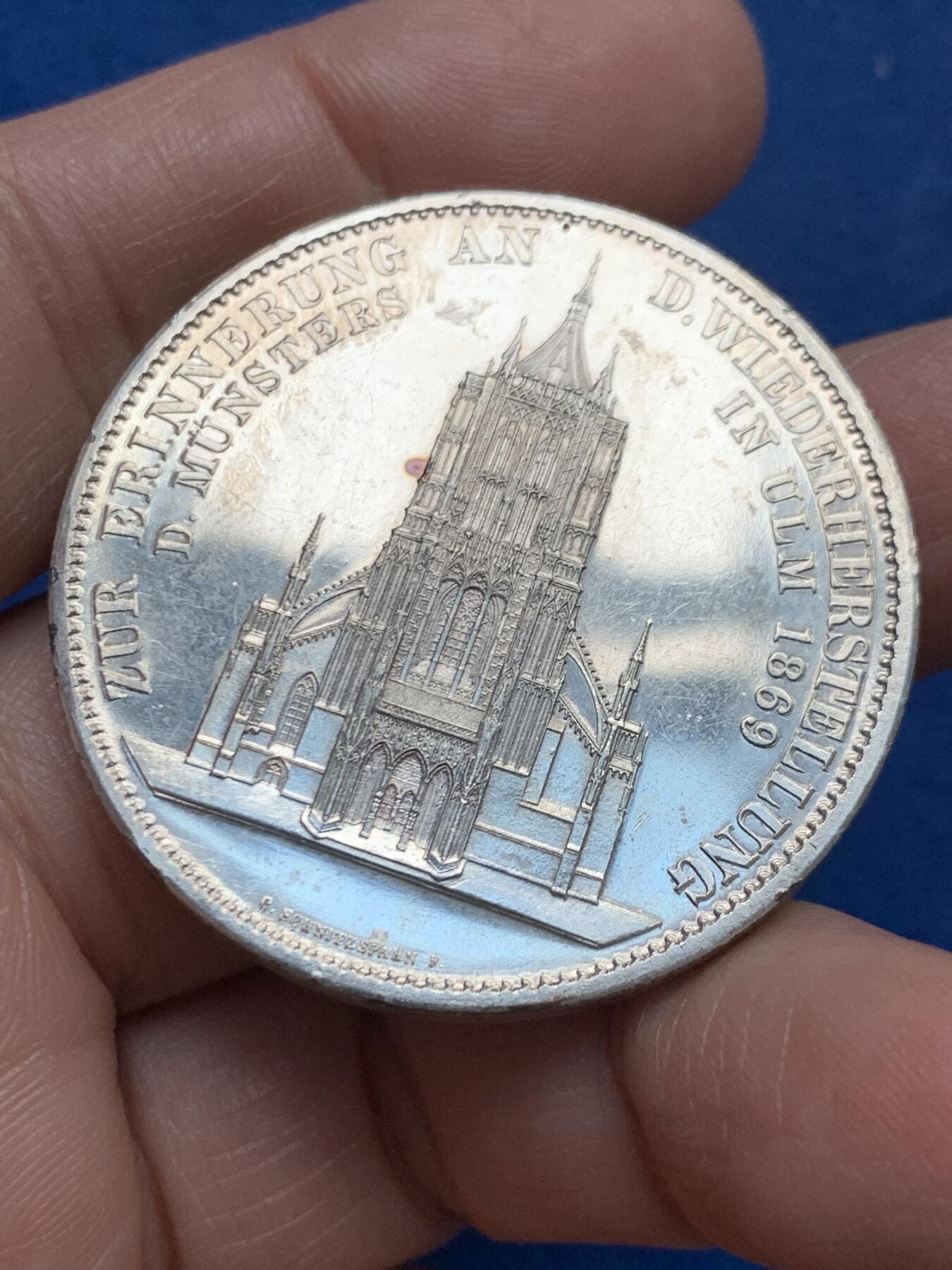 《竞宝斋》第450场 周日，周一，周二  3场连拍 （全场包邮，欢迎送拍） 德国符腾堡乌尔姆大教堂镀银纪念章，41.2mm，31.25克，镀层极美，强镜面效果，非常漂亮的热门教堂景观，细节见图