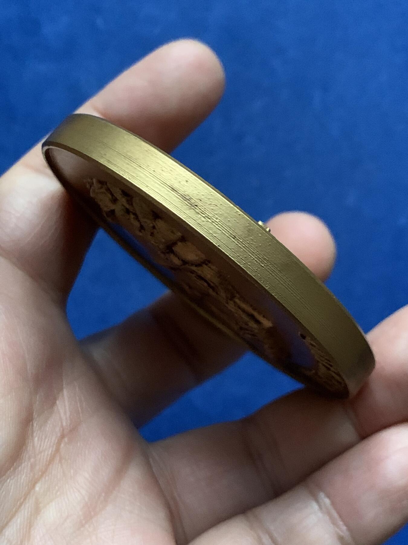 《竞宝斋》第450场 周日，周一，周二  3场连拍 （全场包邮，欢迎送拍） 法国儒勒·凡尔纳纪念镀金铜章 152克 66.5mm 带盒