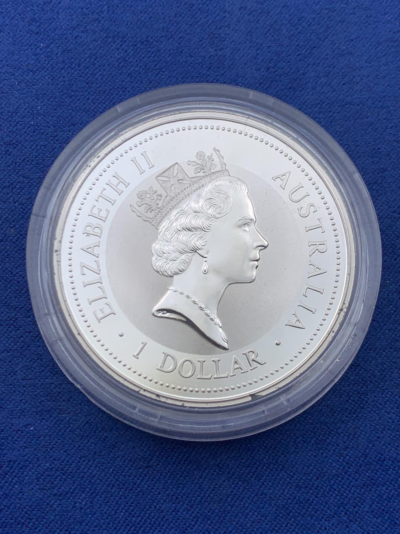 《竞宝斋》第450场 周日，周一，周二  3场连拍 （全场包邮，欢迎送拍） 澳大利亚 1995年 笑翠鸟 熊猫镶嵌银币 含纯银1盎司999银，金猫重0.5克黄金，发行1万枚，为北京国际钱币邮票展而发行 原盒证