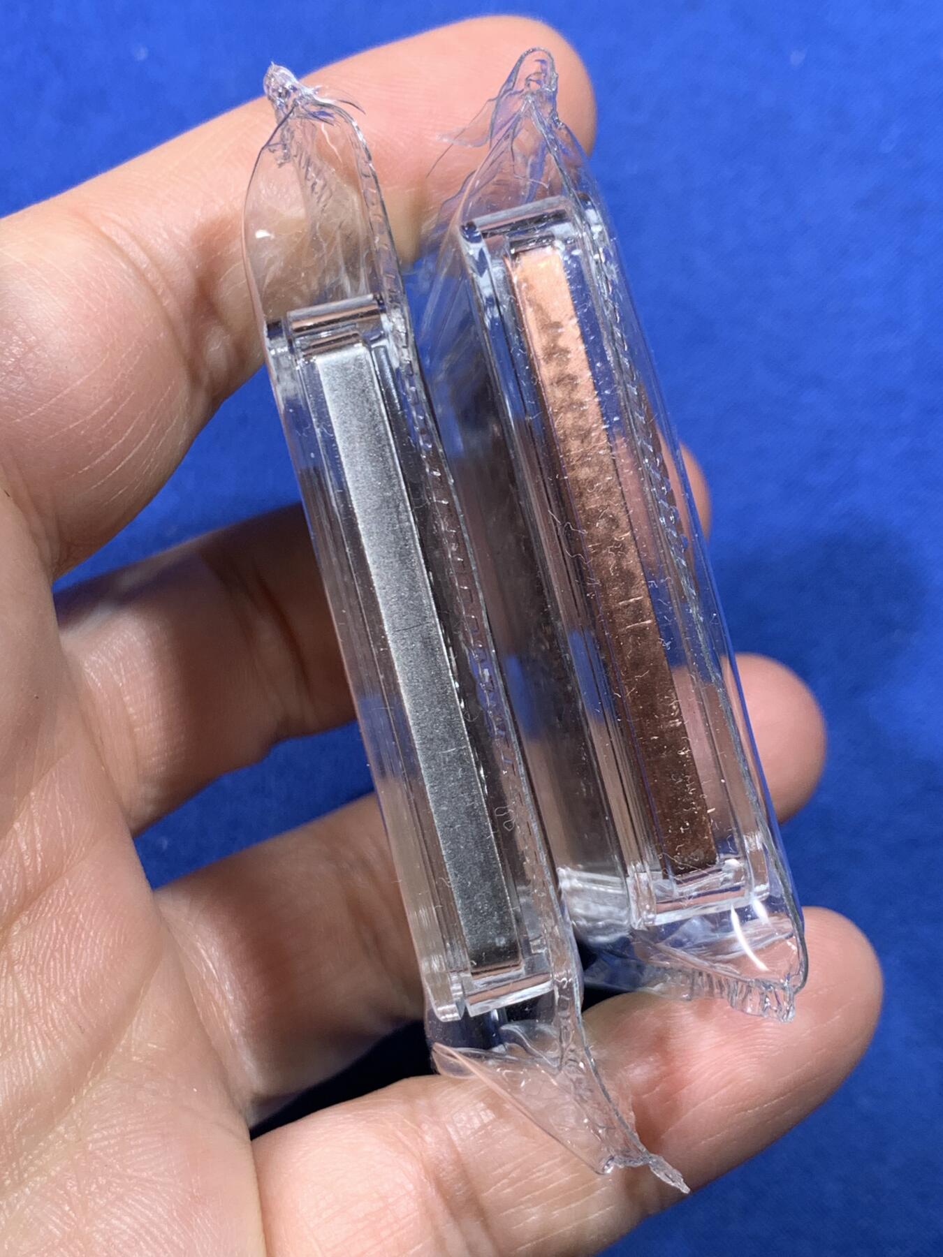 《竞宝斋》第450场 周日，周一，周二  3场连拍 （全场包邮，欢迎送拍） 两枚一组 吉祥龍鳳方型紀念章，硫化古银+纯铜，吉祥龙凤铜章（铜硫化古银），规格30*45mm，眼睛处镶嵌红宝石，中国钱币发行，发行量999枚，有证书。