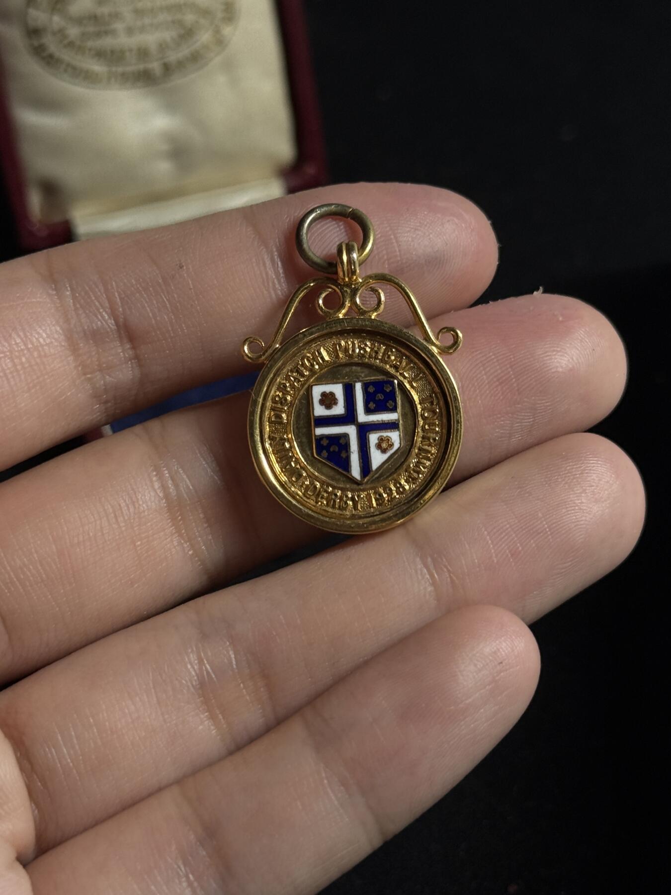 欢庆元旦！戎马世界章牌大赏第109期元旦大拍 英国1928年《每日快报》推球锦标赛金质珐琅获胜奖章 重4.72g 原盒