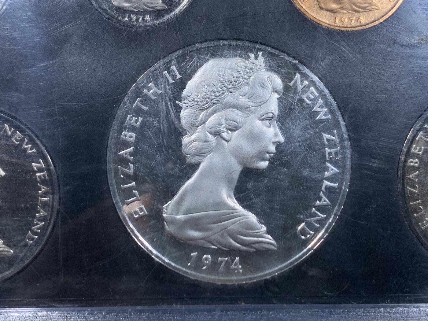 《竞宝斋》第450场 周日，周一，周二  3场连拍 （全场包邮，欢迎送拍） 新西兰1974年7枚装精制套币 其中一枚1元主币是银币（英联邦运动会 925银 28.2克）