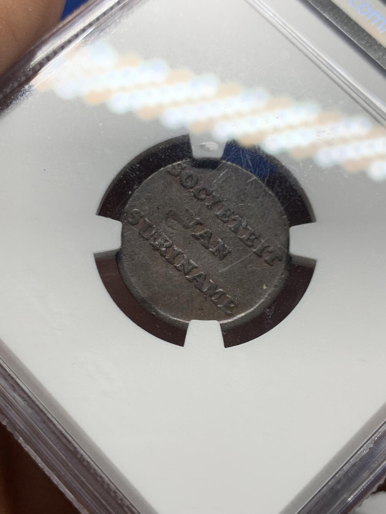 《竞宝斋》第450场 周日，周一，周二  3场连拍 （全场包邮，欢迎送拍） NGC AUD 荷属苏里南 1764年 1杜伊特 铜币 极美原铜光 相对少见的LONG GRASS版 仅单年发行 稀缺品种