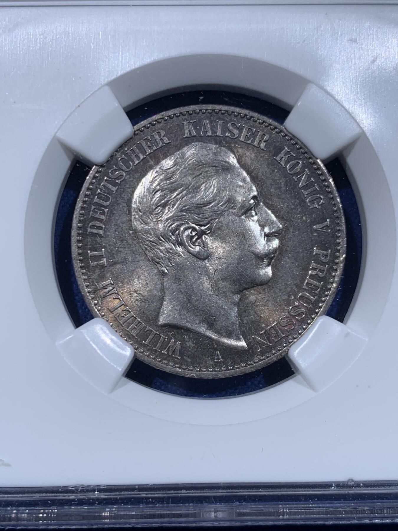 《竞宝斋》第450场 周日，周一，周二  3场连拍 （全场包邮，欢迎送拍） 亚军分 NGC MS63 德国 1899年 普鲁士 威廉二世 流通2马克银币，老N盒，青金彩，丝滑好状态。稀少的189x早期年份，亚军分，冠军也就64。同分2600成交