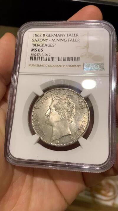 《竞宝斋》第450场 周日，周一，周二  3场连拍 （全场包邮，欢迎送拍） 唯一冠军分 NGC MS65 德国 1862年 萨克森王国 约翰一世 泰勒银币  14.5万的发行量 这个状态确实不可错过