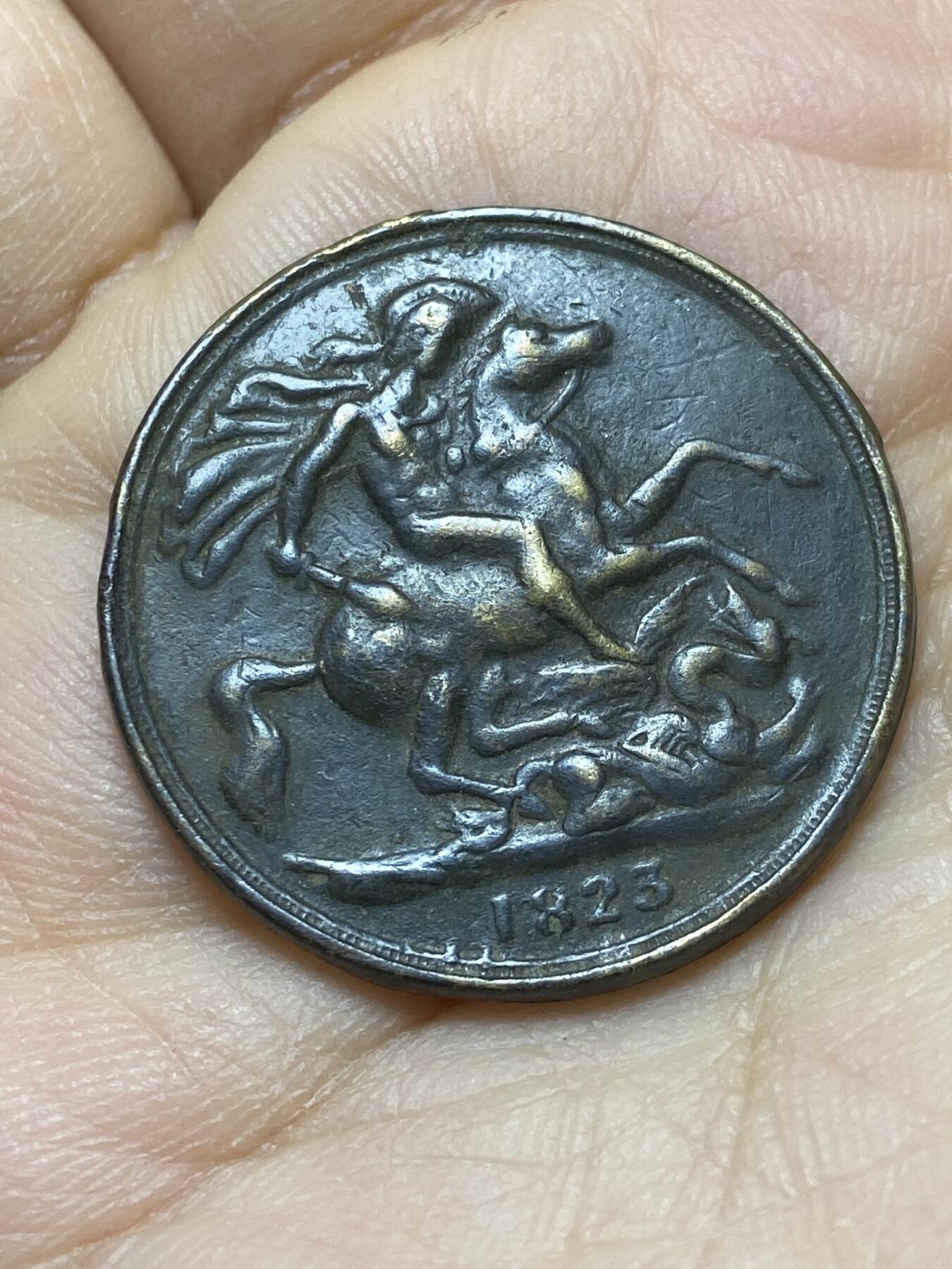 2025年第一百四十四场(总第一百七十场）品种丰富英国一线回流散币年末特拍场第一场(免佣金) 英国🇬🇧1823年金索维林型铜制马剑代币(乔治四世时期)