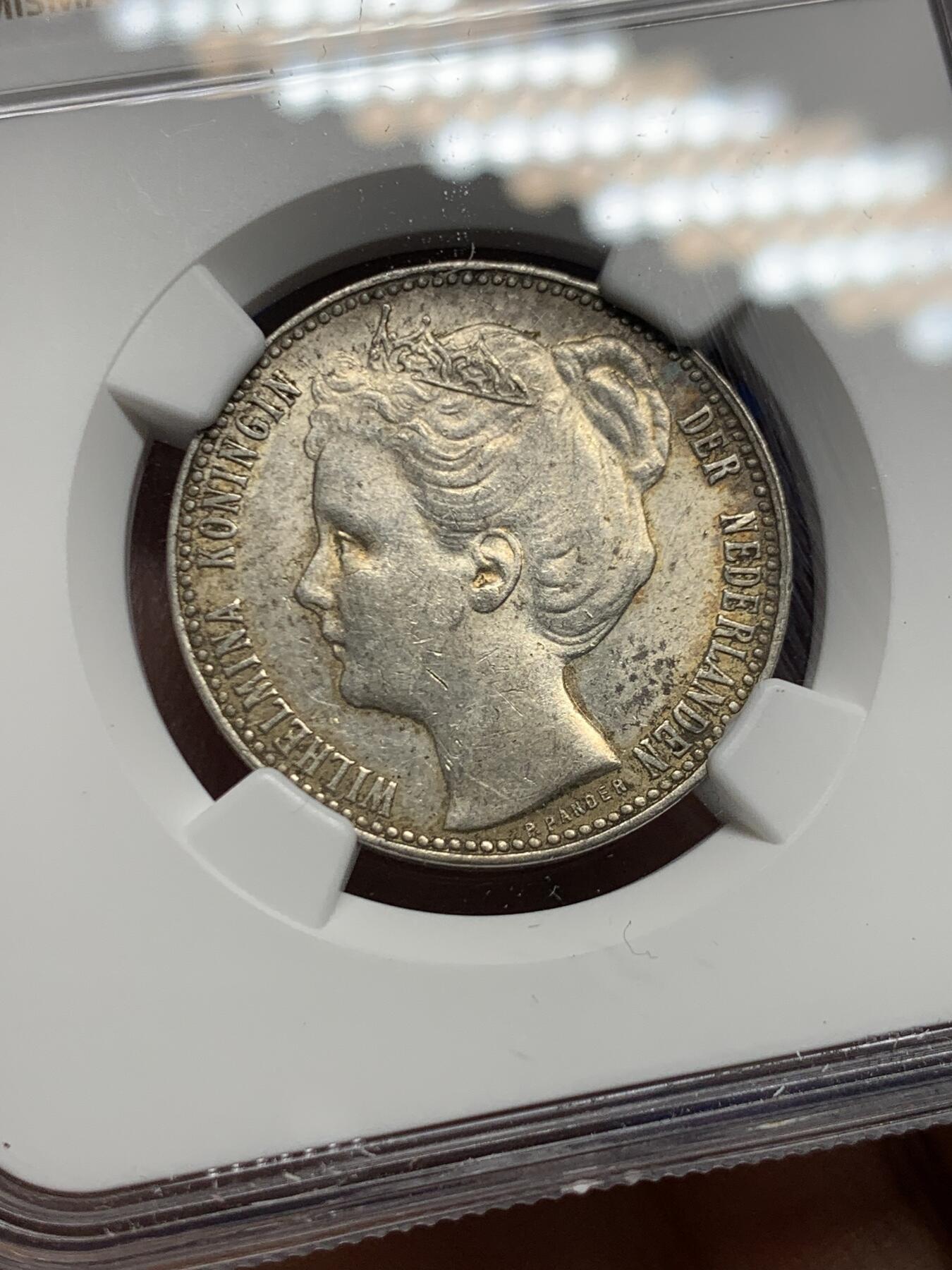 《竞宝斋》第450场 周日，周一，周二  3场连拍 （全场包邮，欢迎送拍） NGC UNCD 荷兰1907威廉敏娜少女头银币，好品相，轻度清洗痕迹，这个品种上UNC本来就已经非常不容易了，品相不错