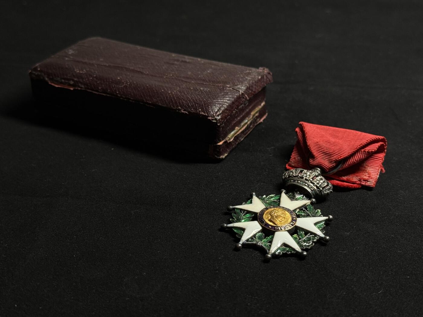 欢庆元旦！戎马世界章牌大赏第109期元旦大拍 法国荣誉军团勋章，第二帝国时期，绿色、蓝色、白色珐琅均有严重修补，章体下方花束被人为剪去（用来冒充一帝版本），银制，章芯金制，盒子为三共早期亚瑟贝特朗盒子（有严重老化破损）