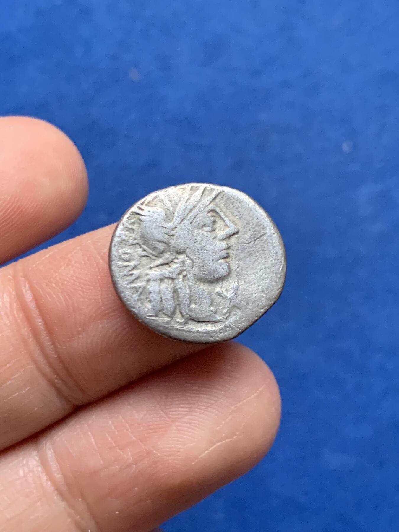 《竞宝斋》第450场 周日，周一，周二  3场连拍 （全场包邮，欢迎送拍） 古罗马共和 公元前123年 卡约之子马库斯·范尼乌斯“胜利女神驾驷马车”迪纳里银币 3.64克