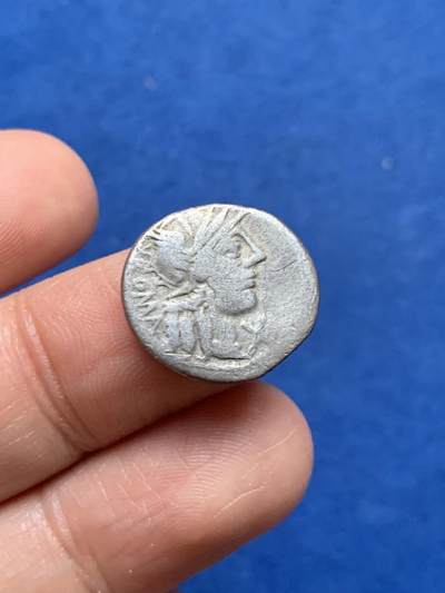 《竞宝斋》第450场 周日，周一，周二  3场连拍 （全场包邮，欢迎送拍） - 古罗马共和 公元前123年 卡约之子马库斯·范尼乌斯“胜利女神驾驷马车”迪纳里银币 3.64克